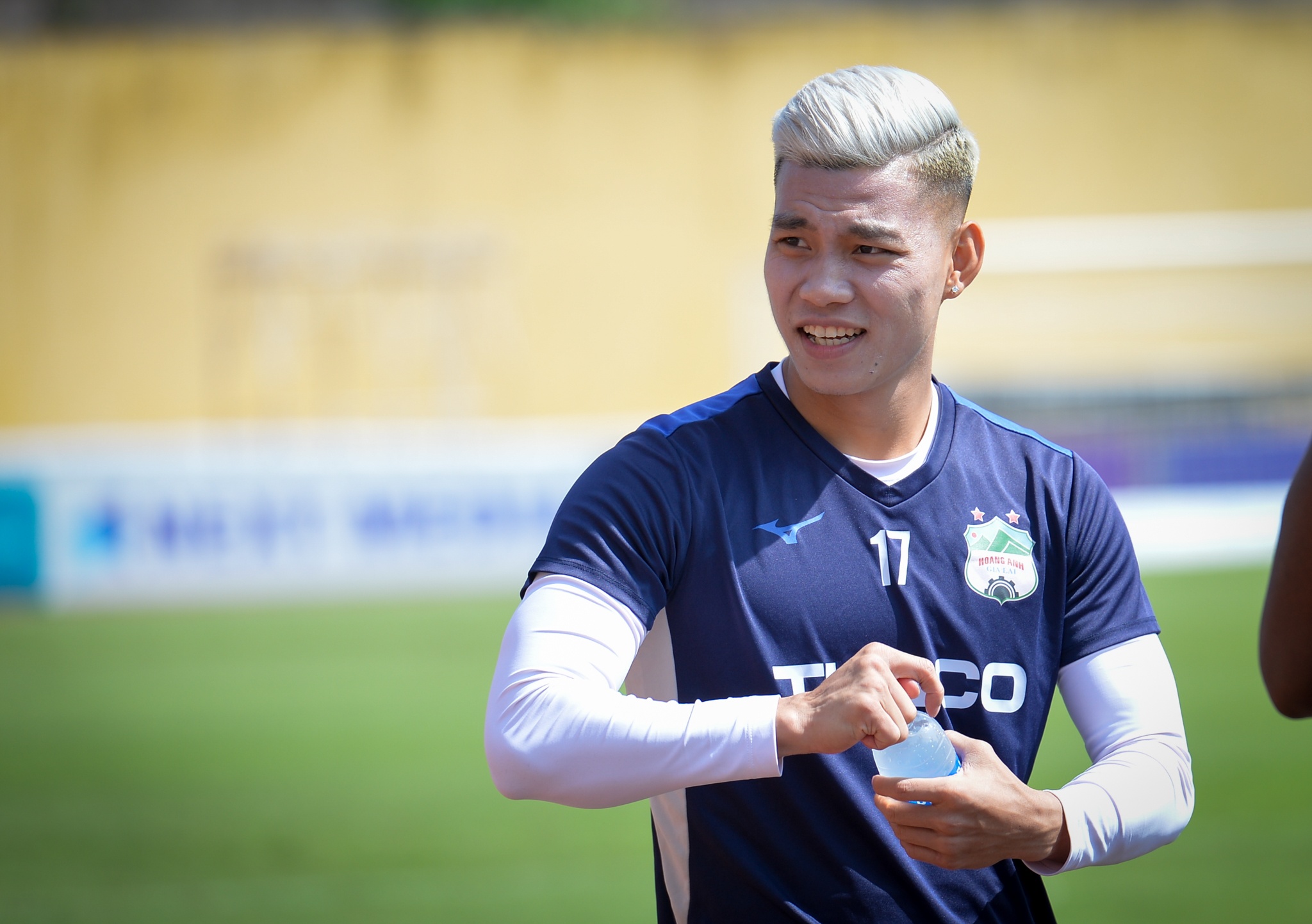 Tuan Anh nam tay Van Toan tranh bong anh 8