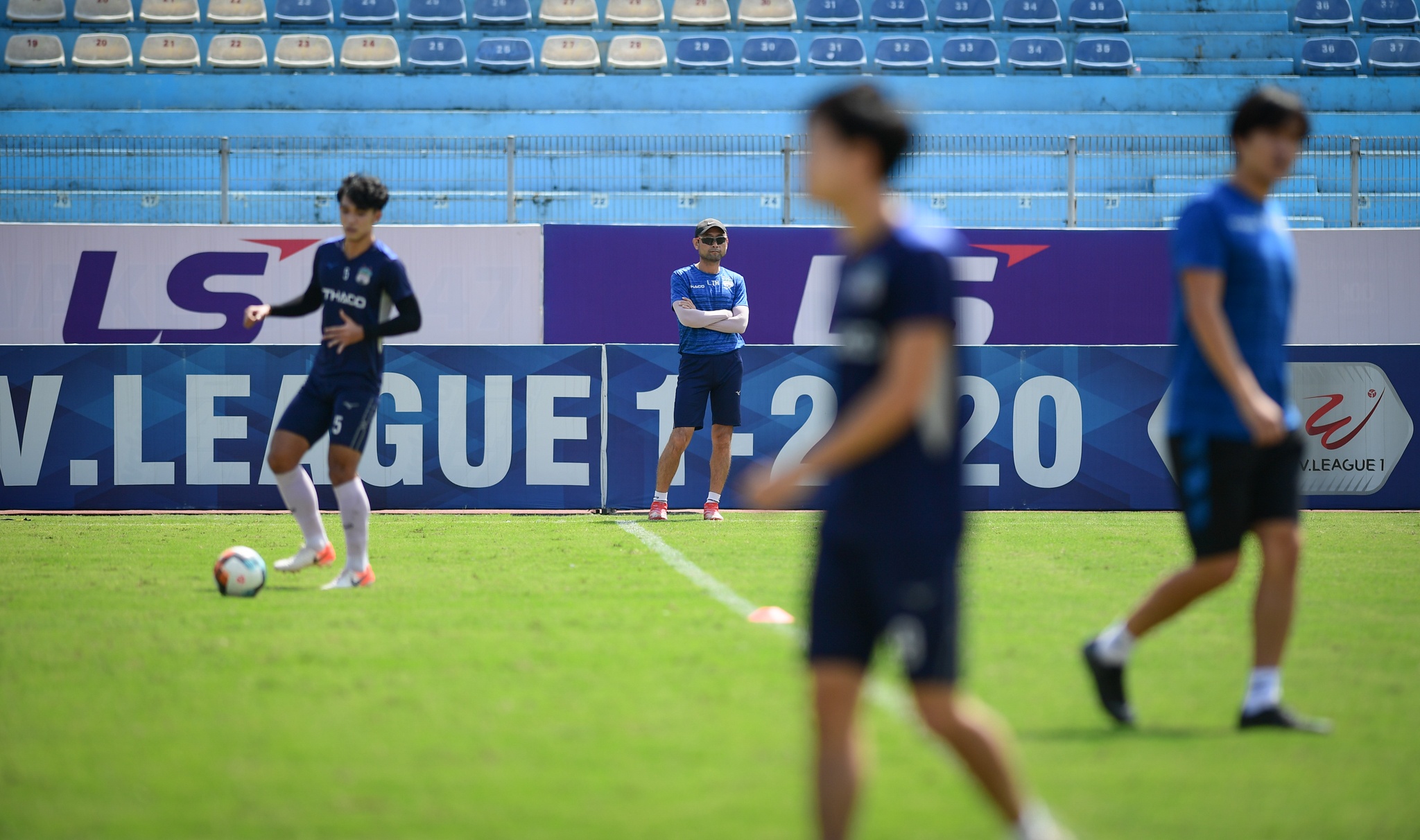 Tuan Anh nam tay Van Toan tranh bong anh 9