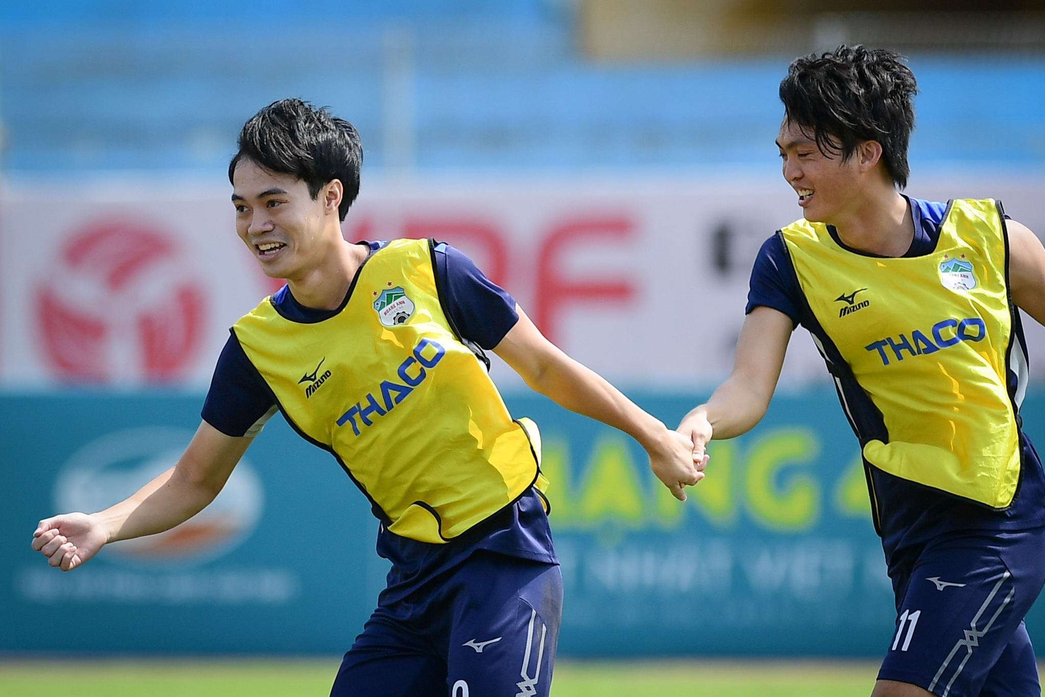 Tuan Anh va Van Toan nam tay nhau tranh bong hinh anh