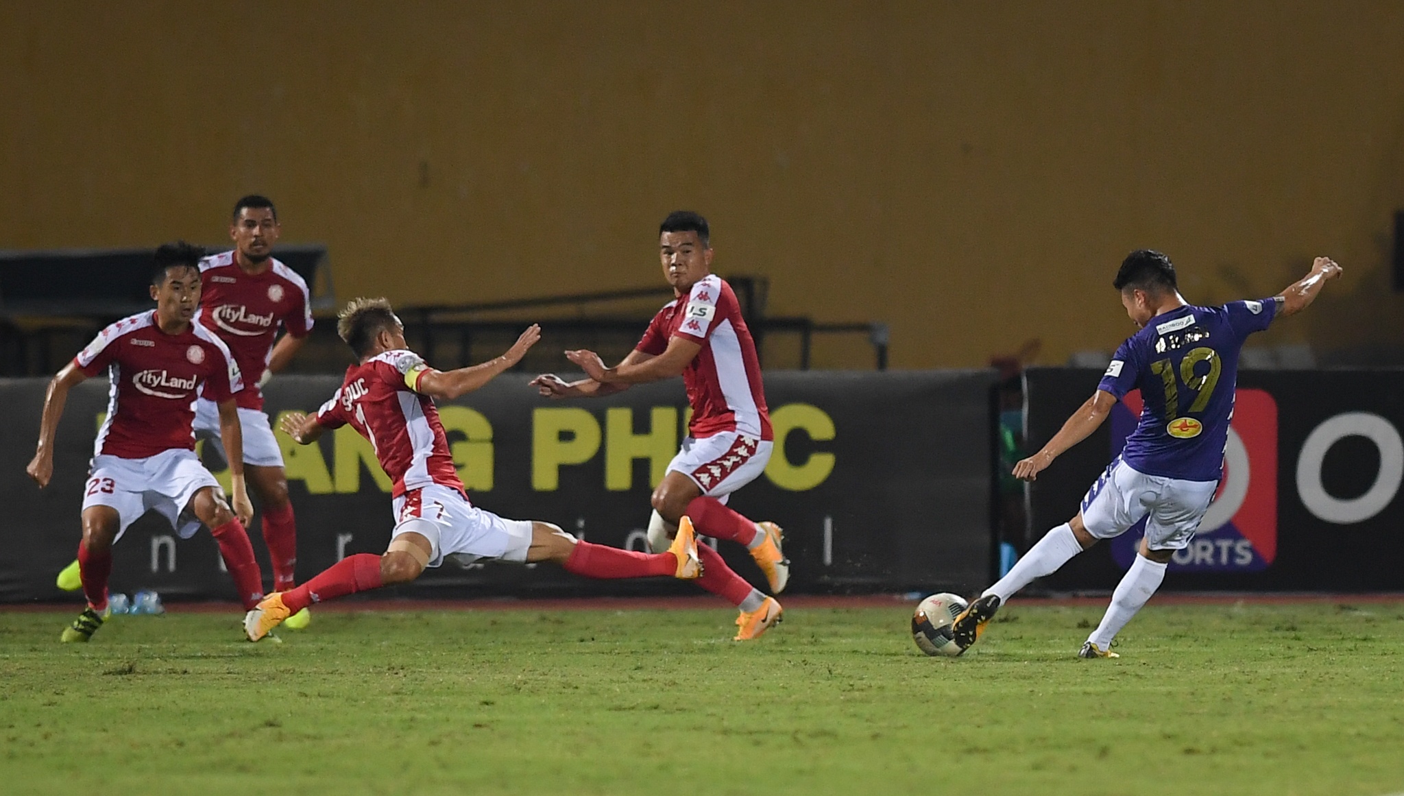 Quang Hai suyt bi thay nham anh 3