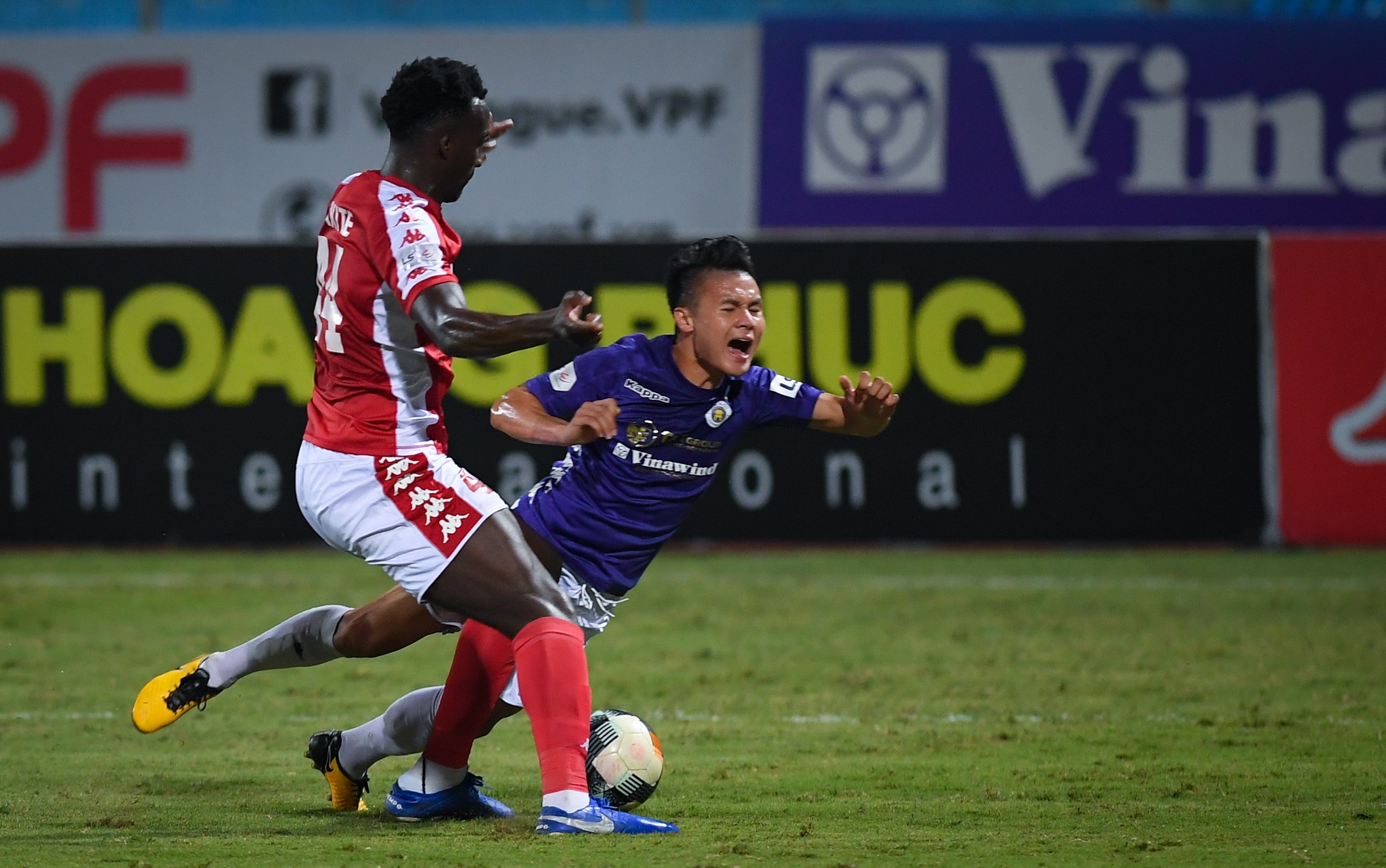 Quang Hai suyt bi thay nham anh 4