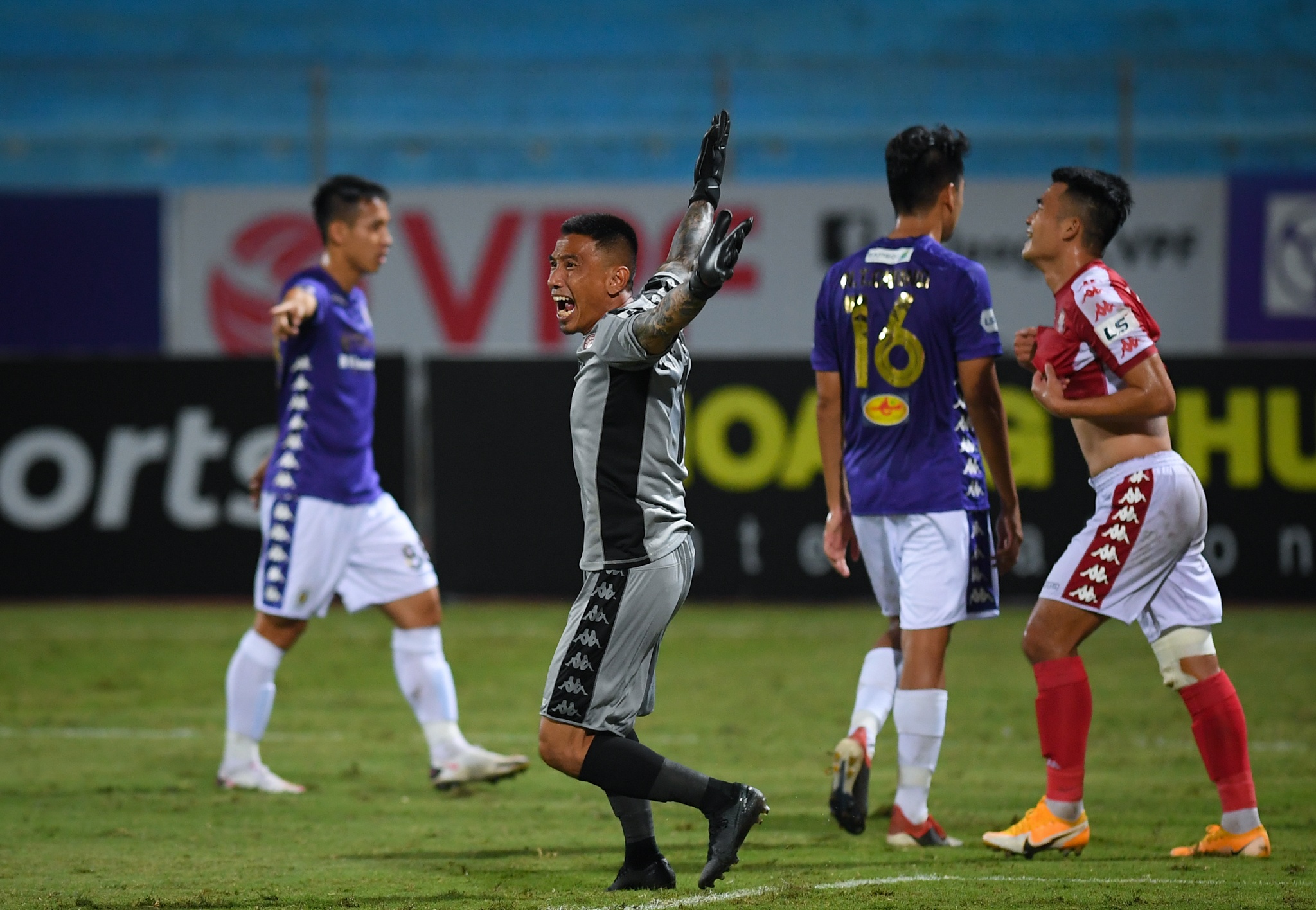 Quang Hai suyt bi thay nham anh 5