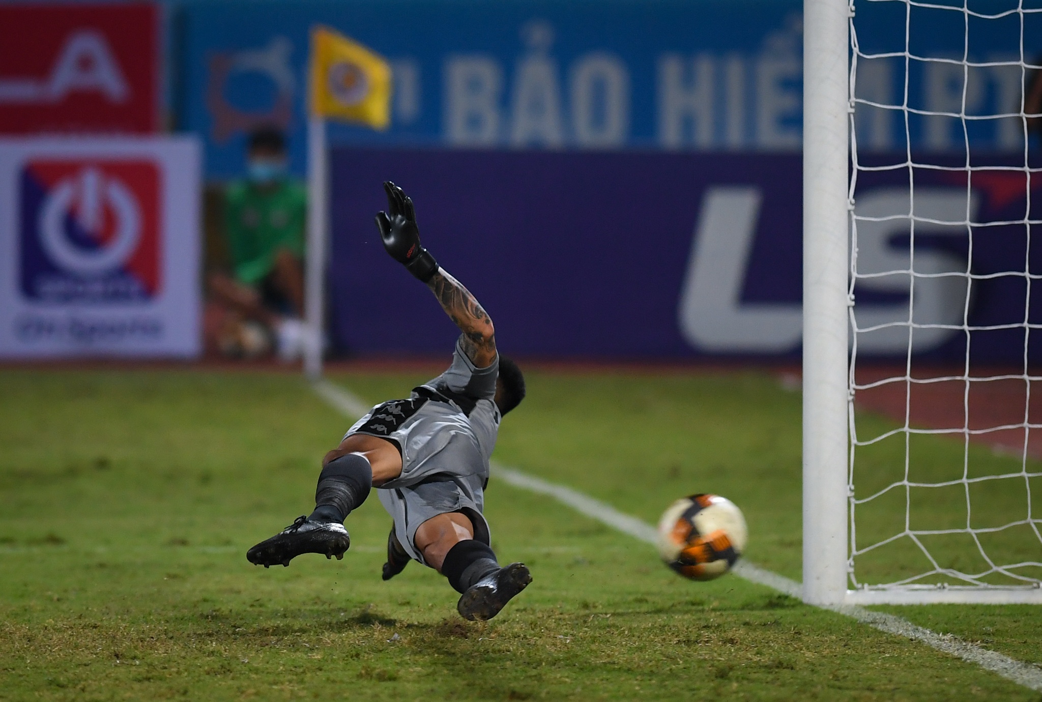 Quang Hai suyt bi thay nham anh 6