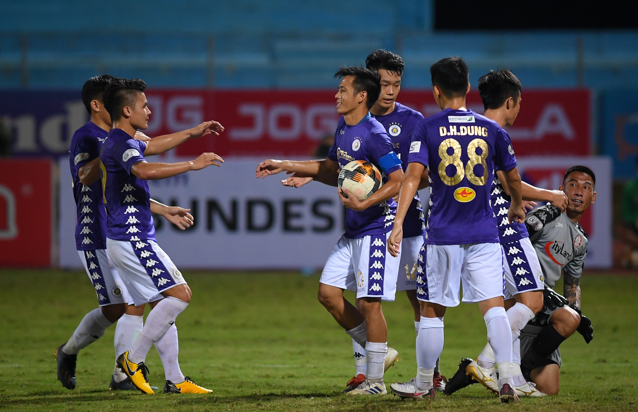 Quang Hai suyt bi thay nham anh 7