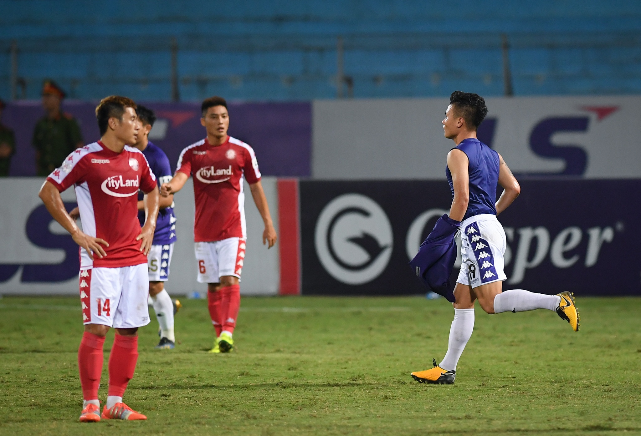 Quang Hai suyt bi thay nham anh 8