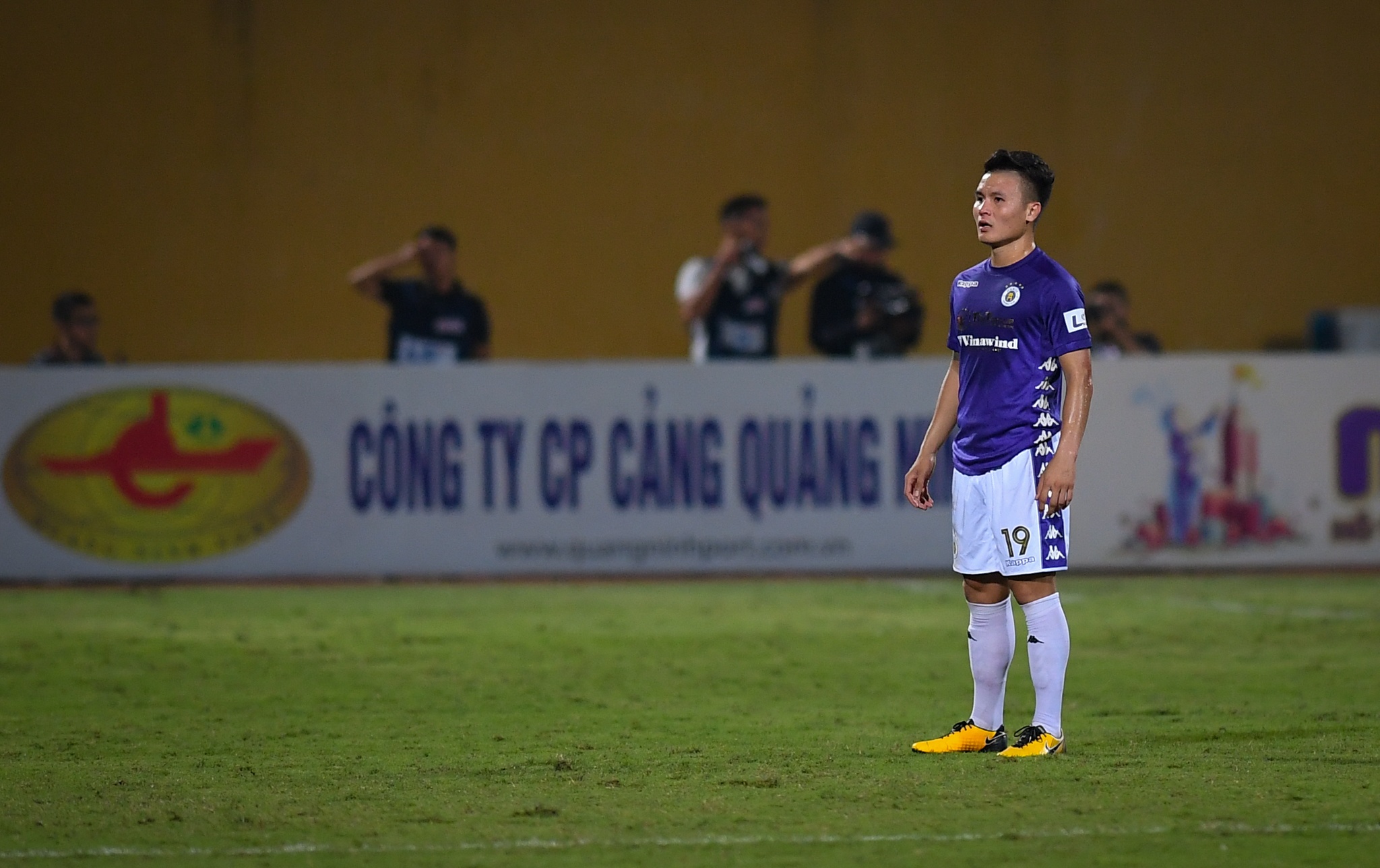 Quang Hai suyt bi thay nham anh 1