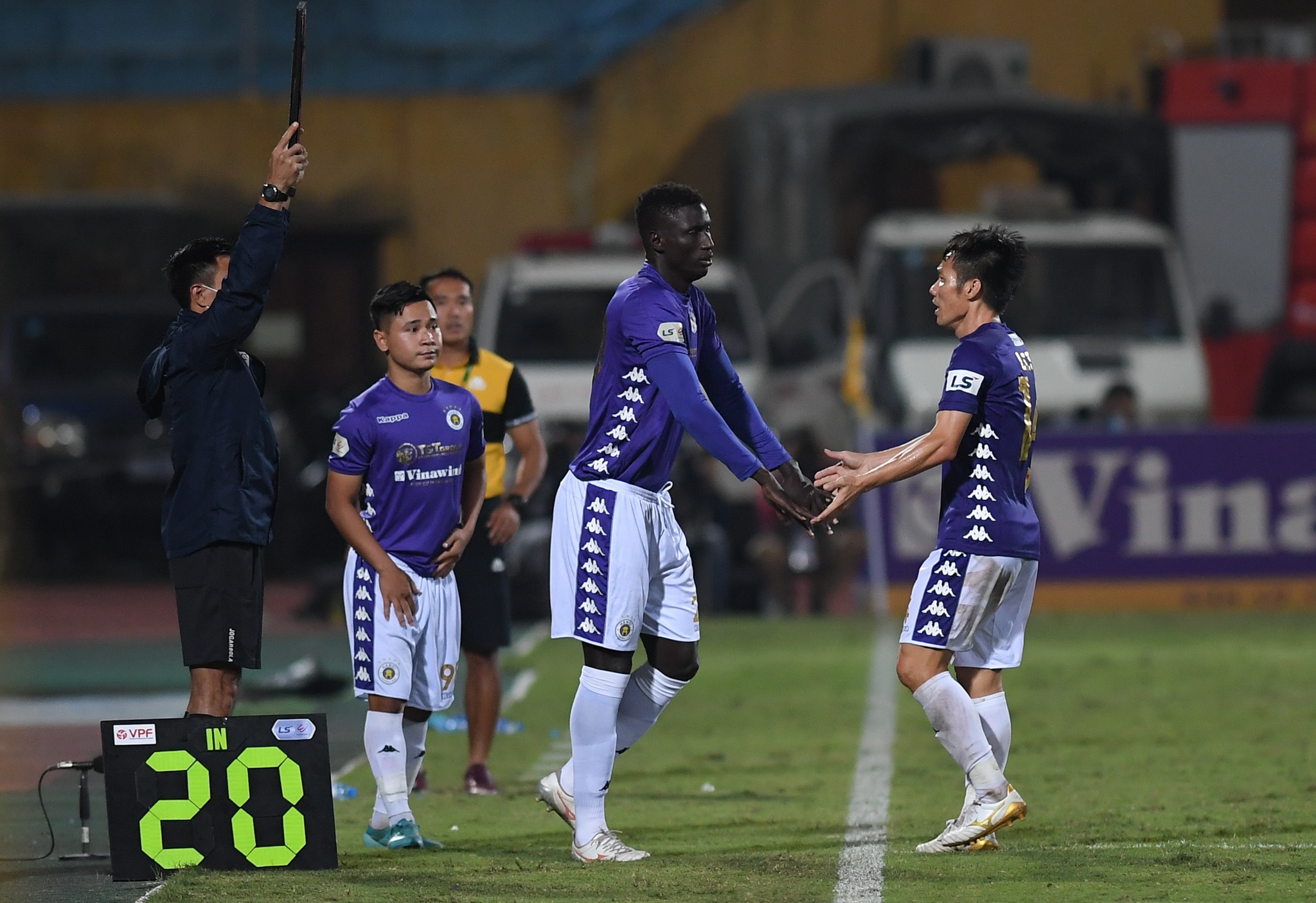 Quang Hai suyt bi thay nham anh 2