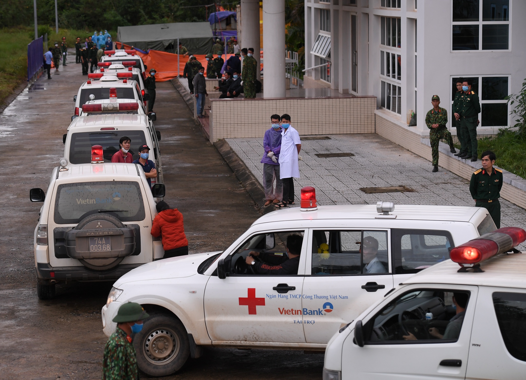 Nguoi than khoc thuong 22 quan nhan Doan 337 anh 1