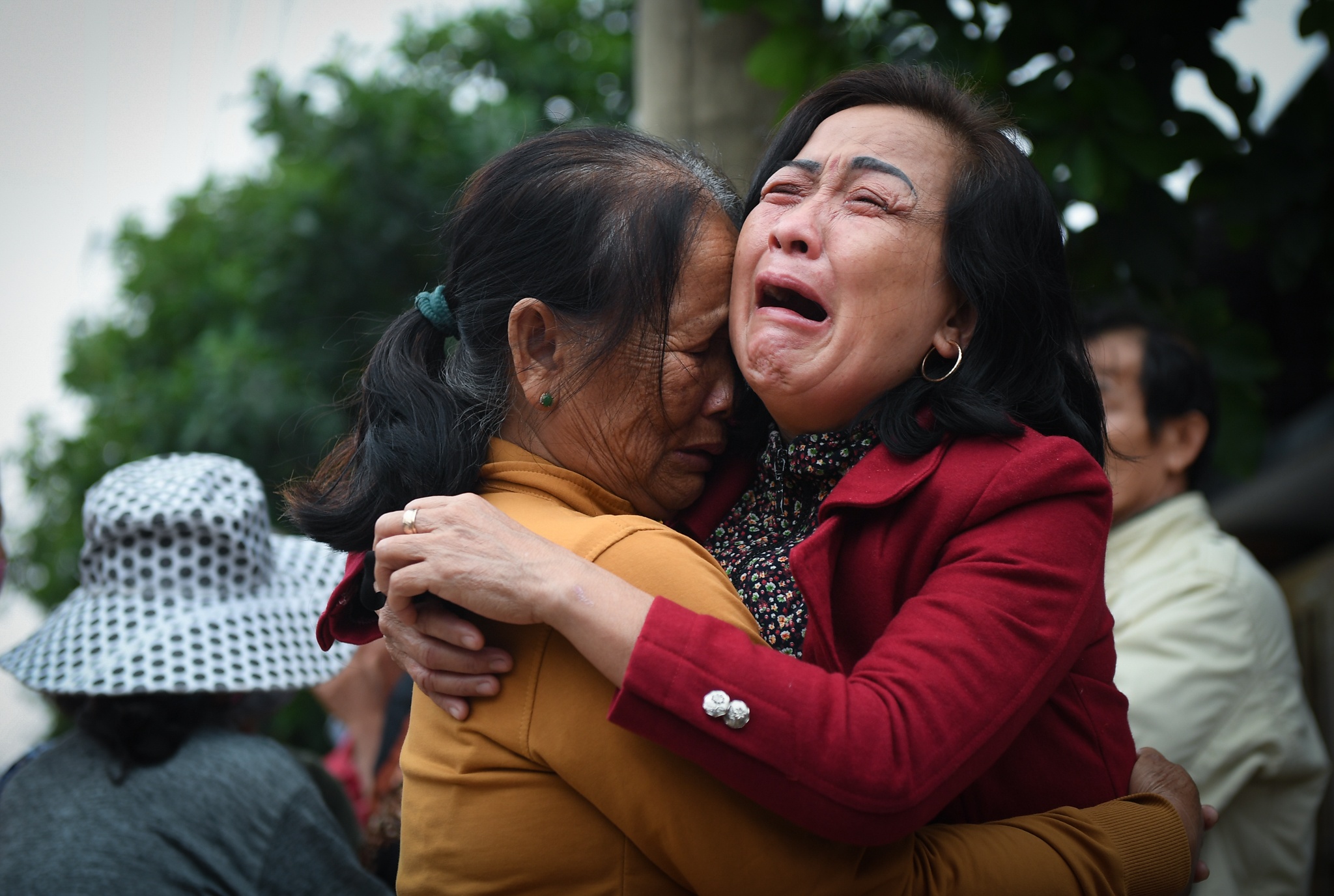 Nguoi than khoc thuong 22 quan nhan Doan 337 anh 2