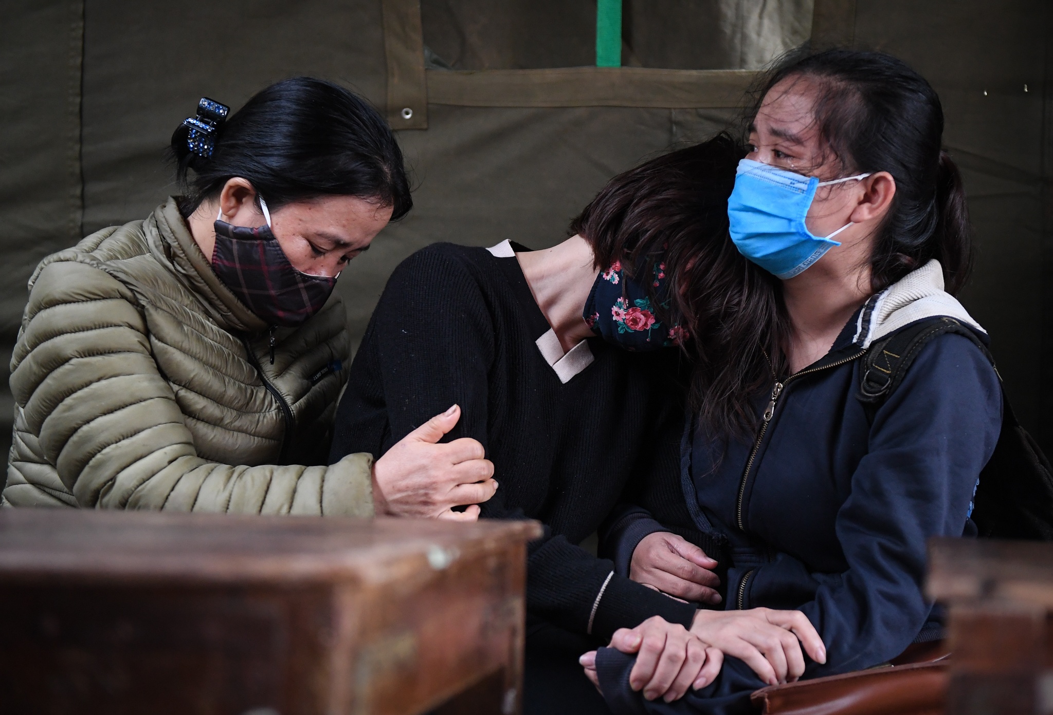 Nguoi than khoc thuong 22 quan nhan Doan 337 anh 4