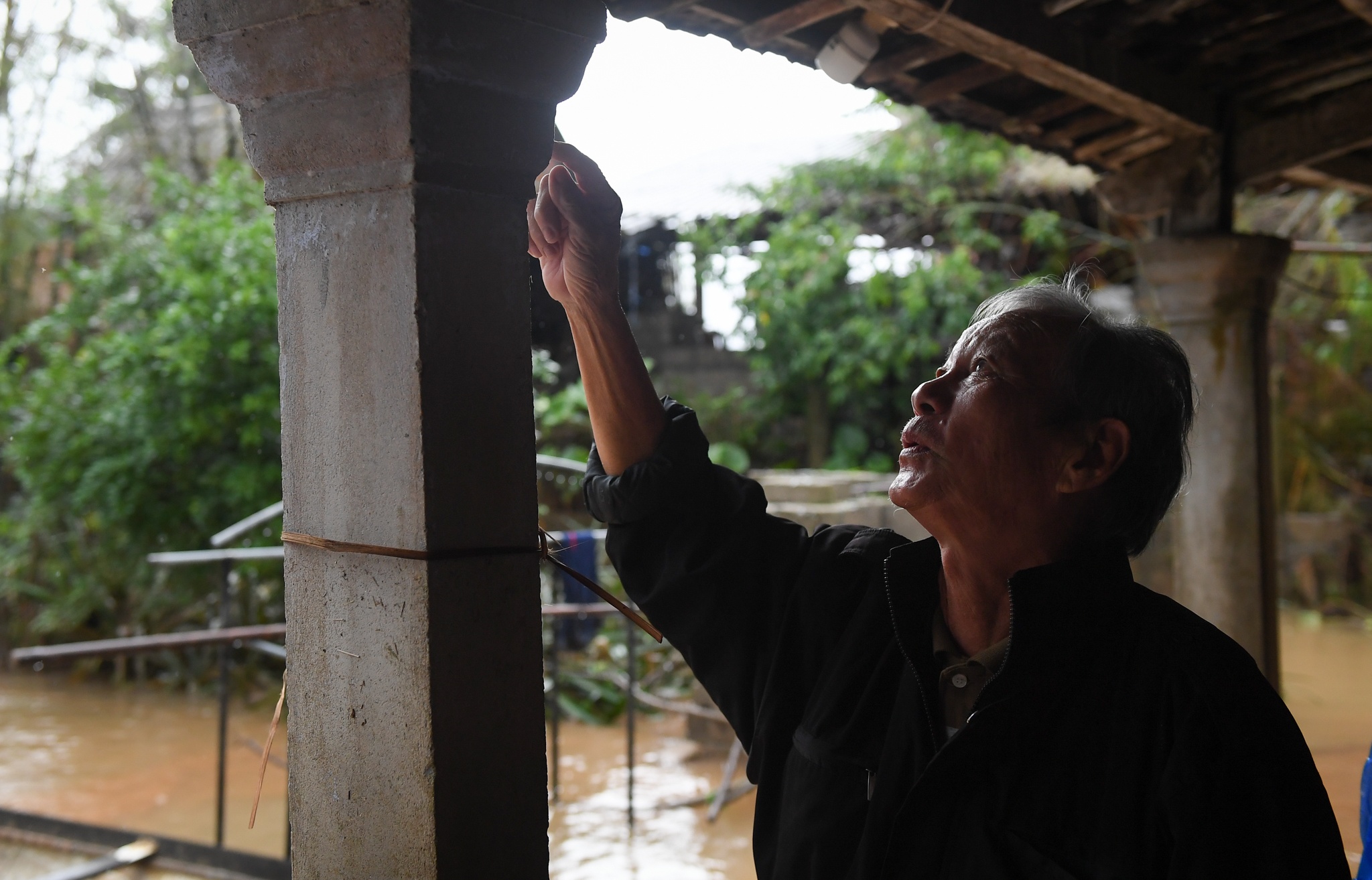 bo song chung voi nguoi trong lu anh 3