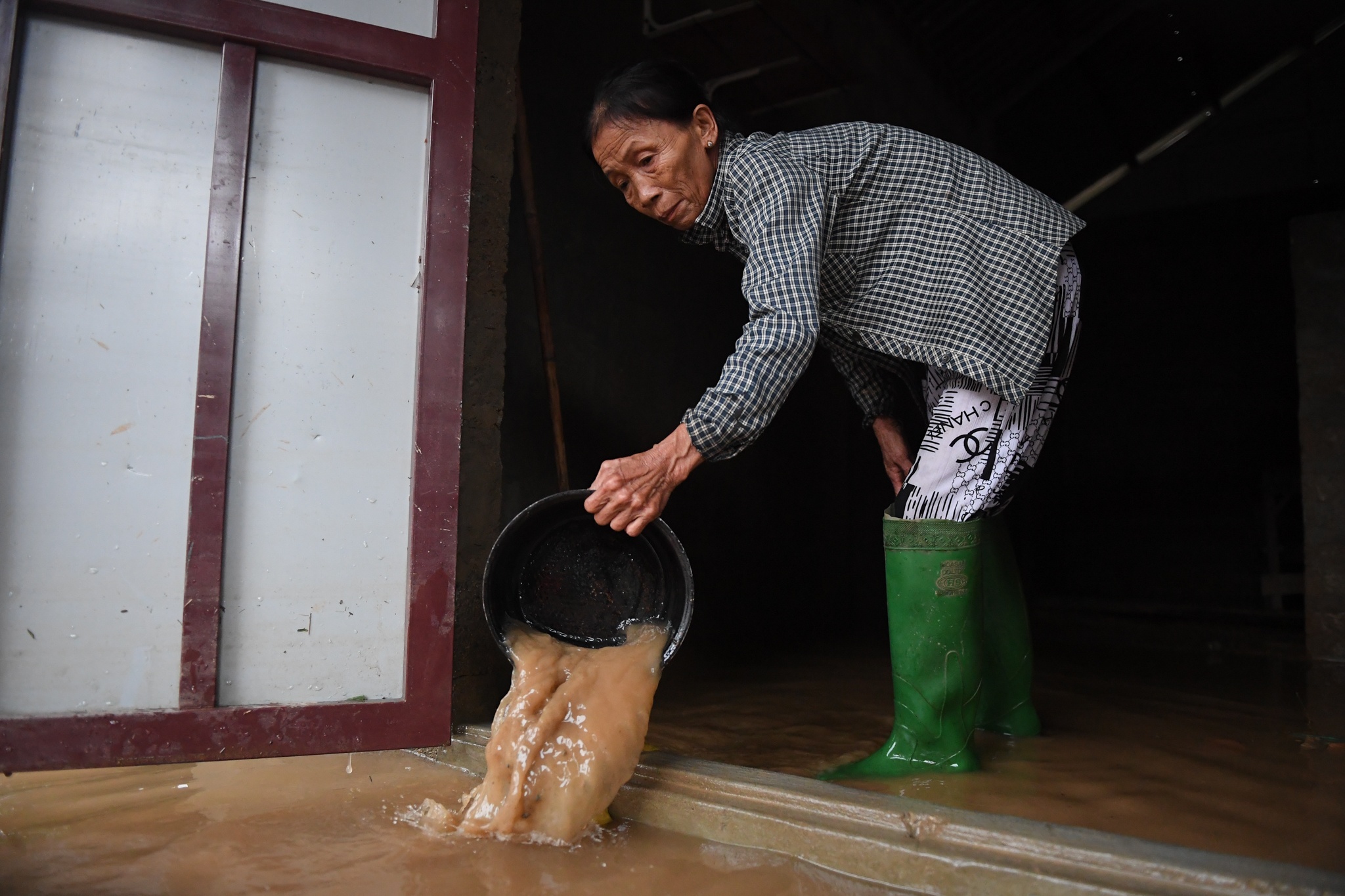 bo song chung voi nguoi trong lu anh 6
