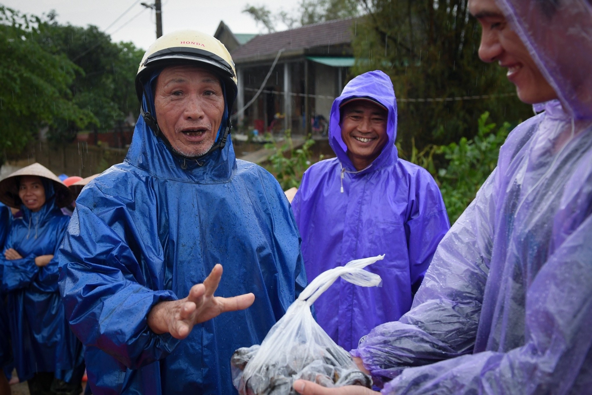 Dan vung lu tang qua cho doan tu thien hinh anh