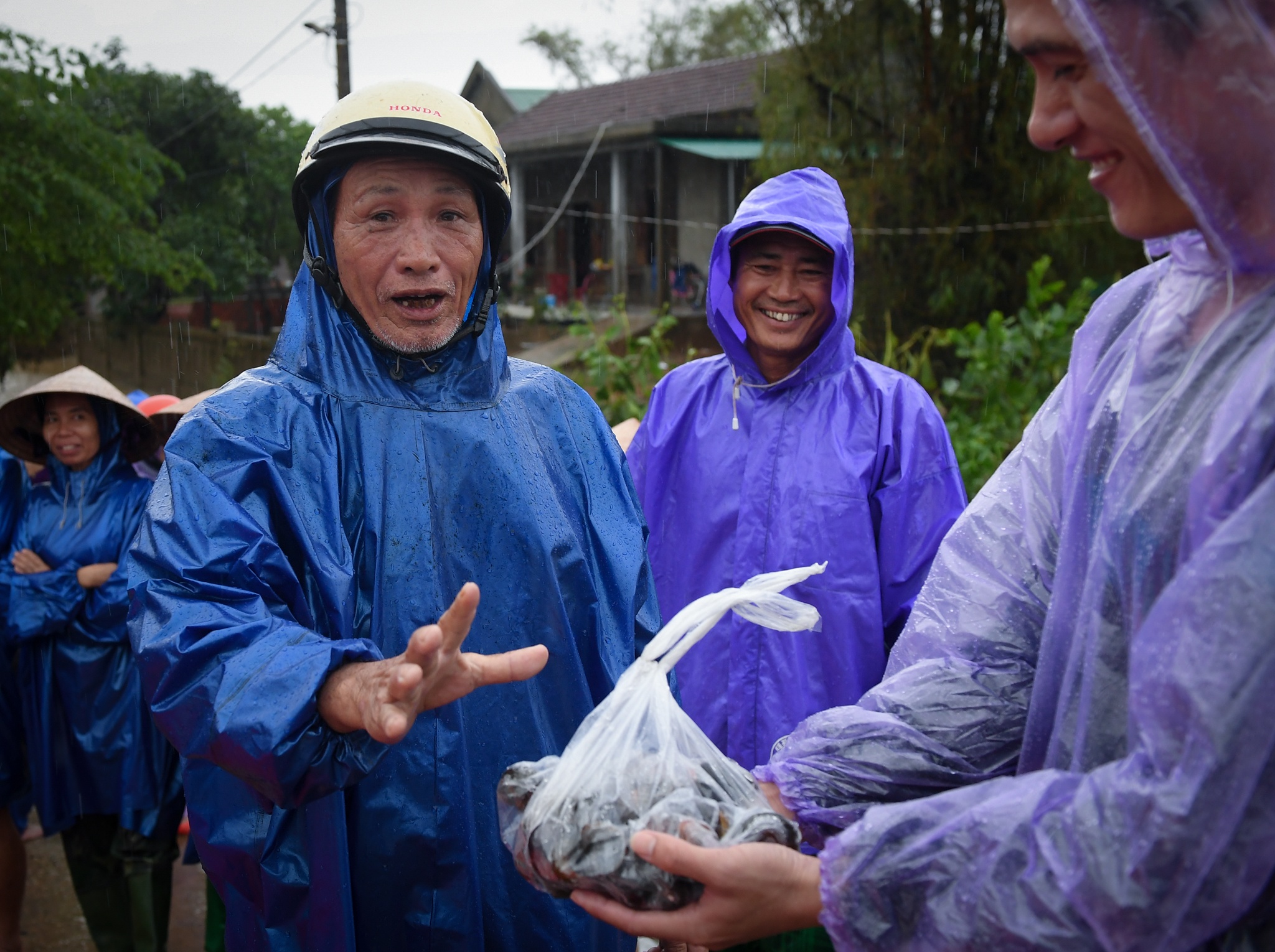 bo song chung voi nguoi trong lu anh 9