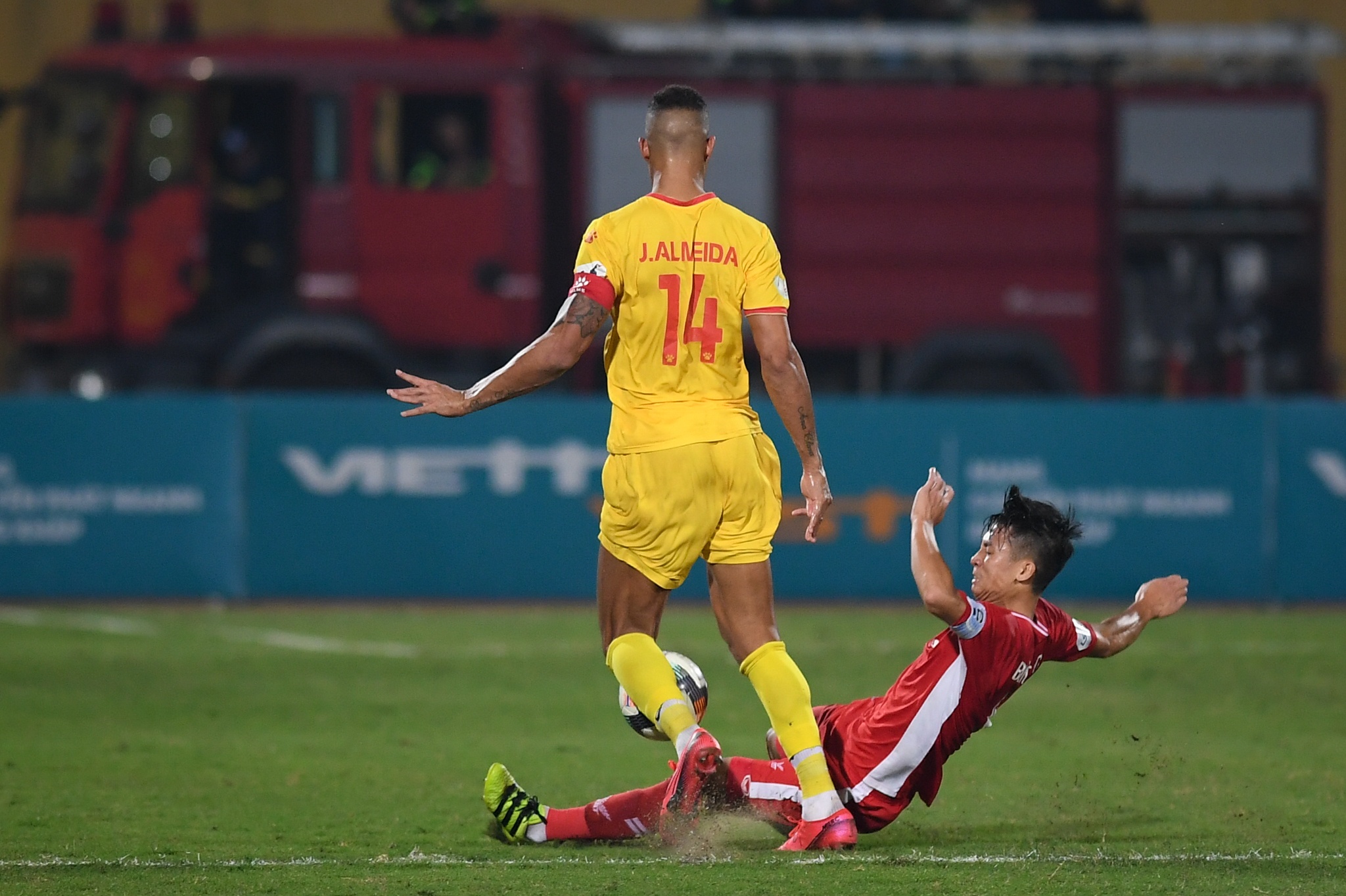 con gai Bui Tien Dung anh 4