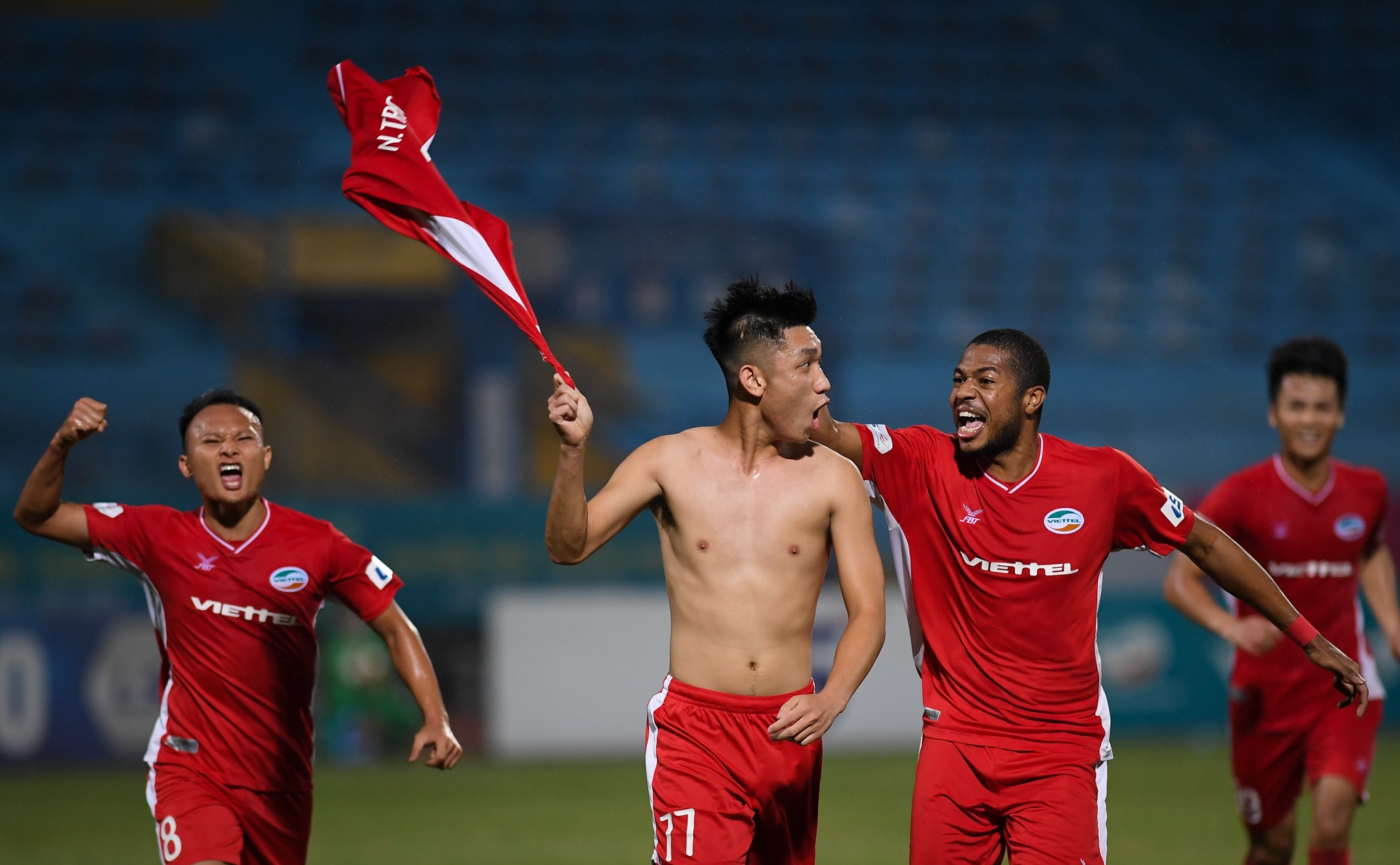 con gai Bui Tien Dung anh 7