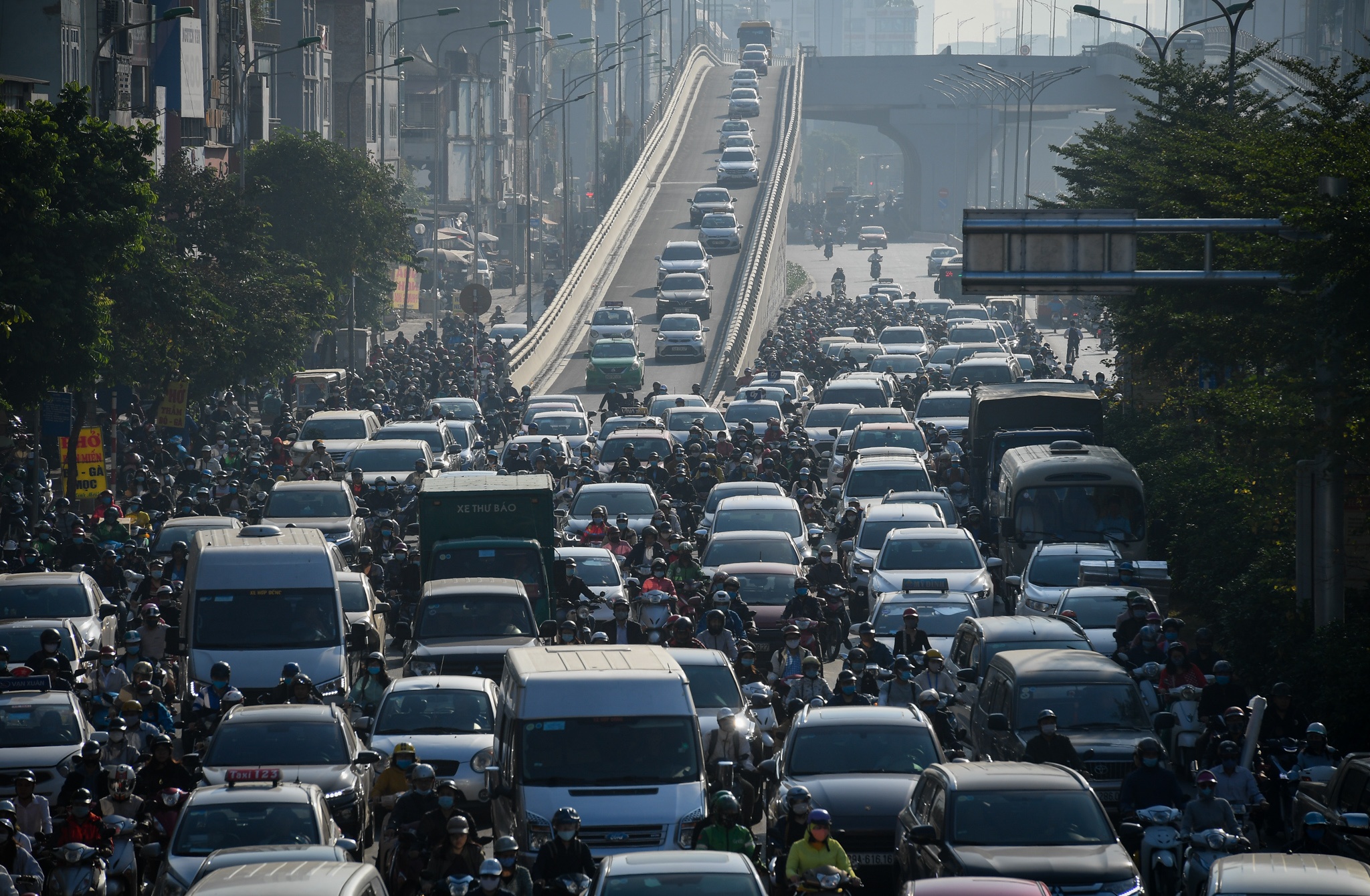 Canh vuot den do, chay nguoc chieu o Nga Tu So hinh anh