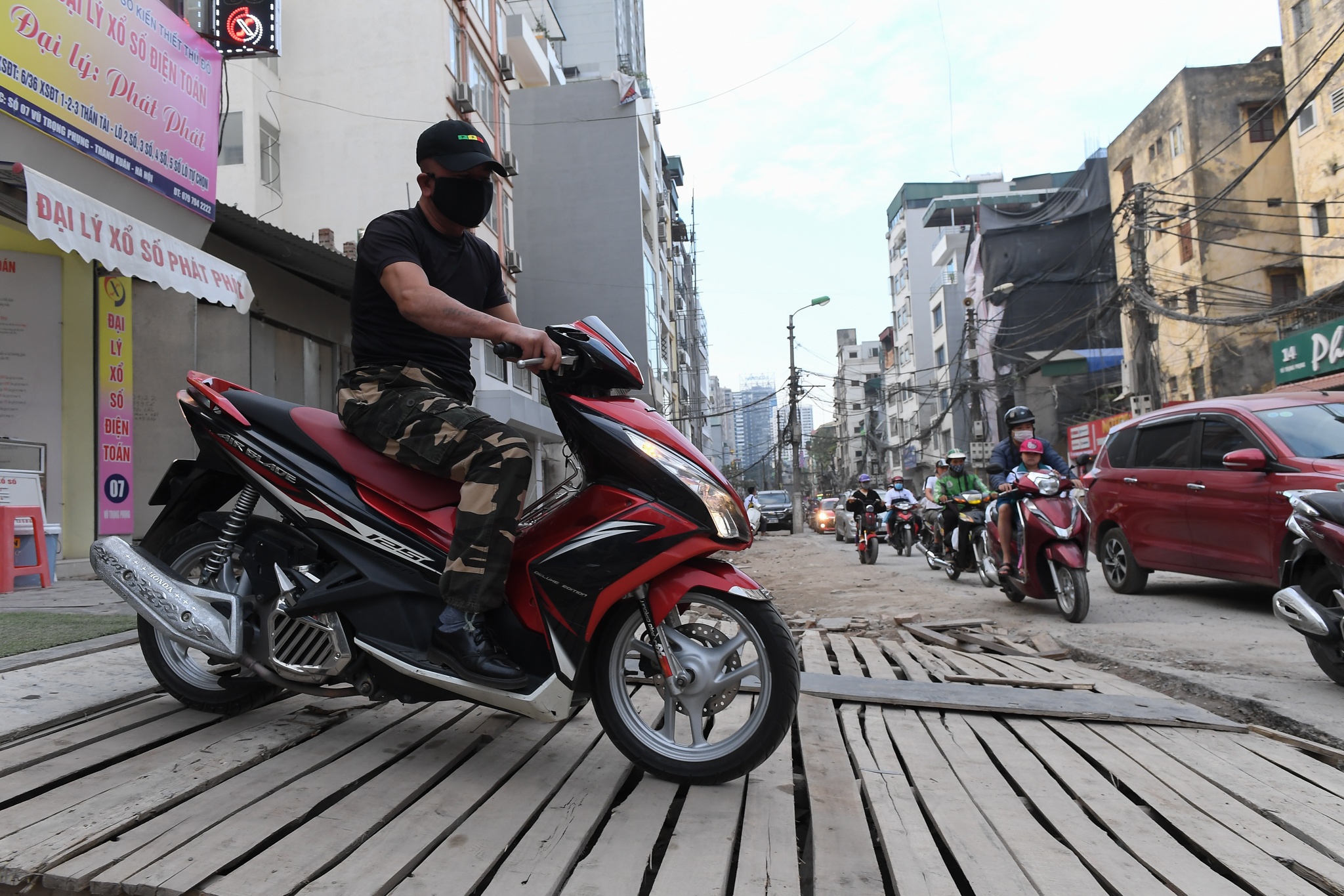 duong dai 400 m lam hon mot nam chua xong anh 4