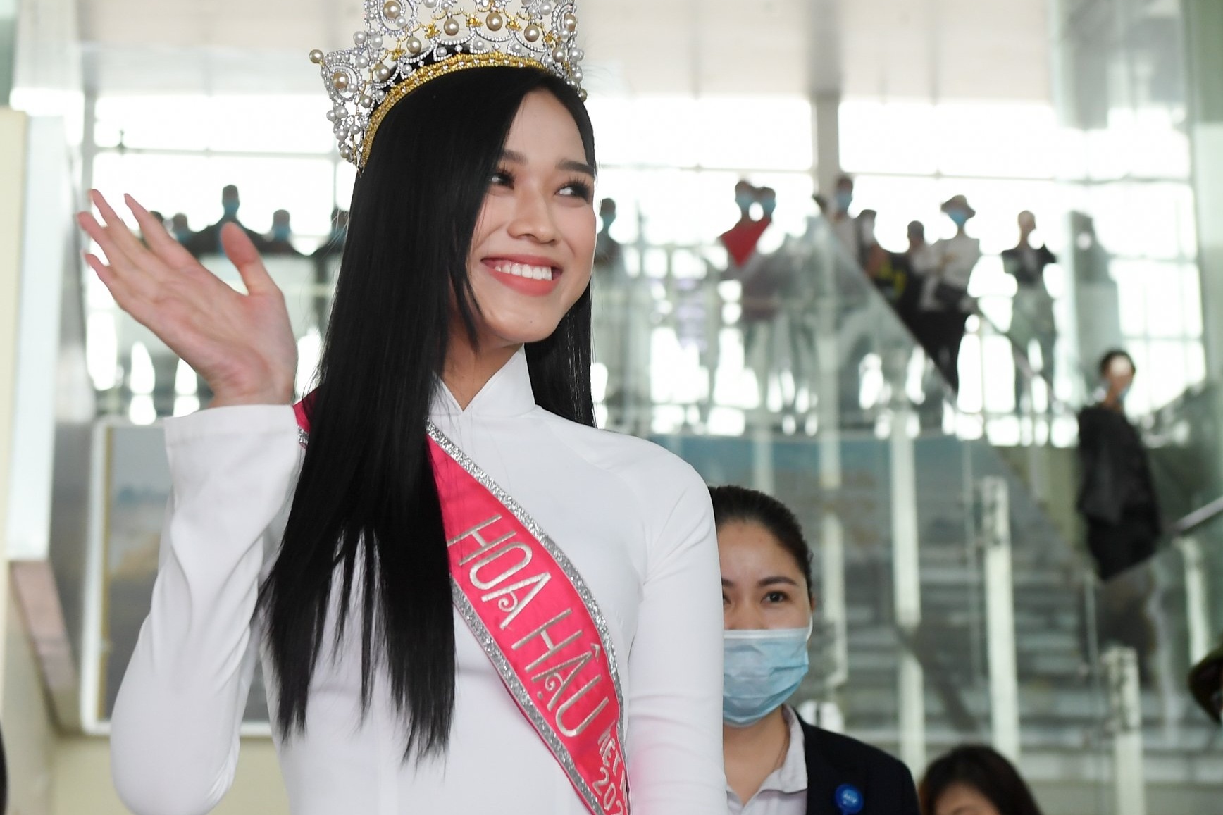 hoa hau Do Thi Ha cay lua anh 1