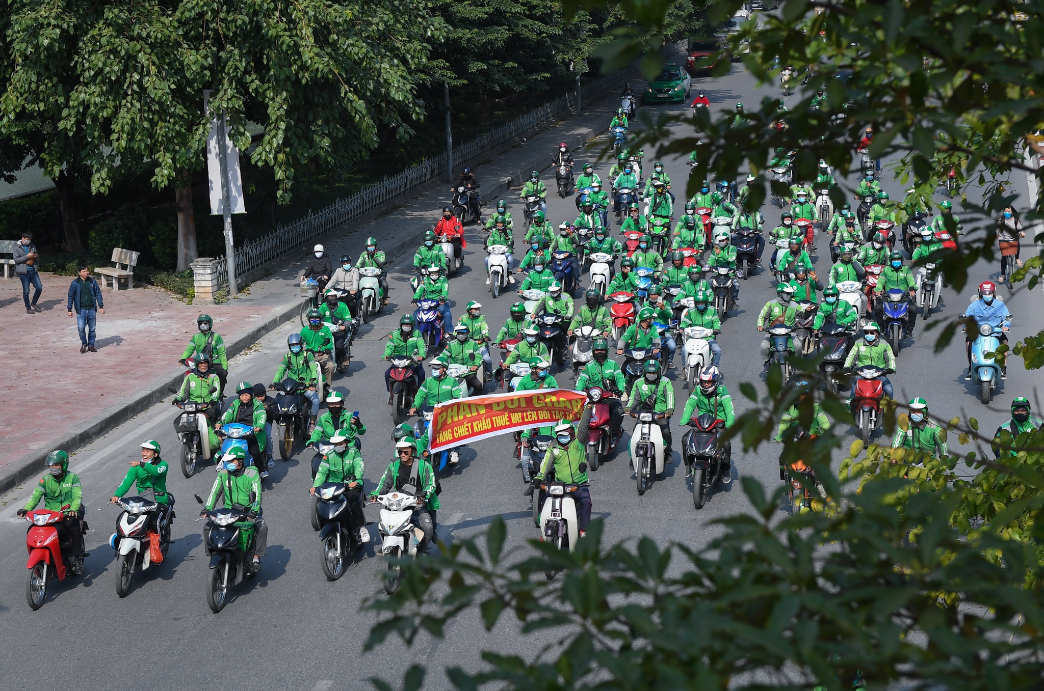 Tai xe Grab dieu hanh khap duong pho Ha Noi anh 1