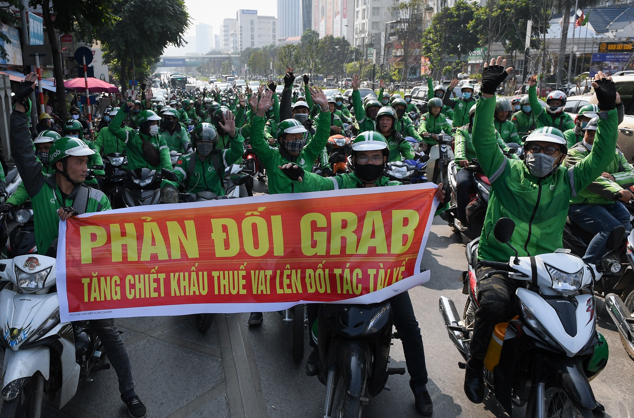 Tai xe Grab dieu hanh khap duong pho Ha Noi anh 2