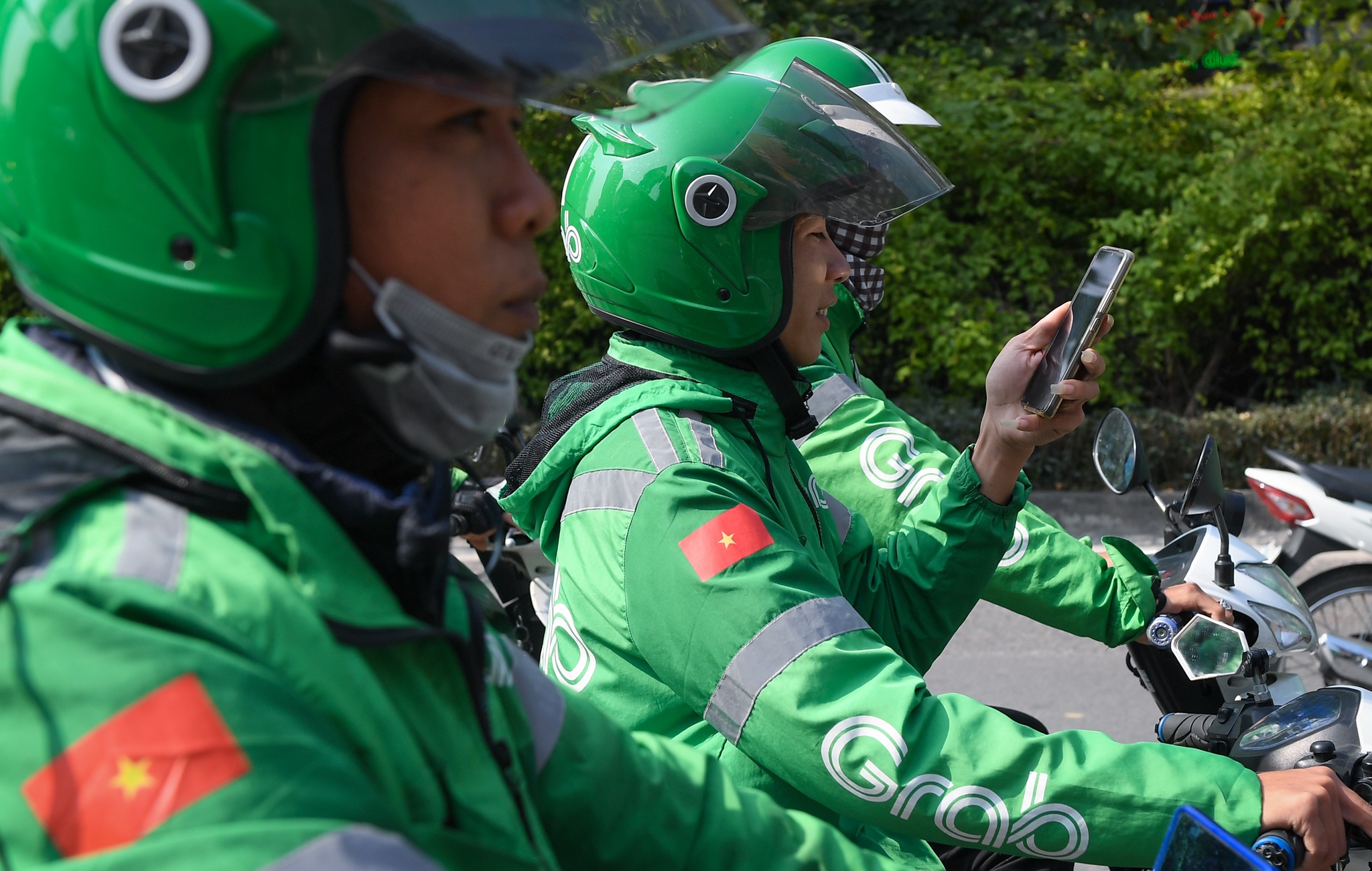 Tai xe Grab dieu hanh khap duong pho Ha Noi anh 4