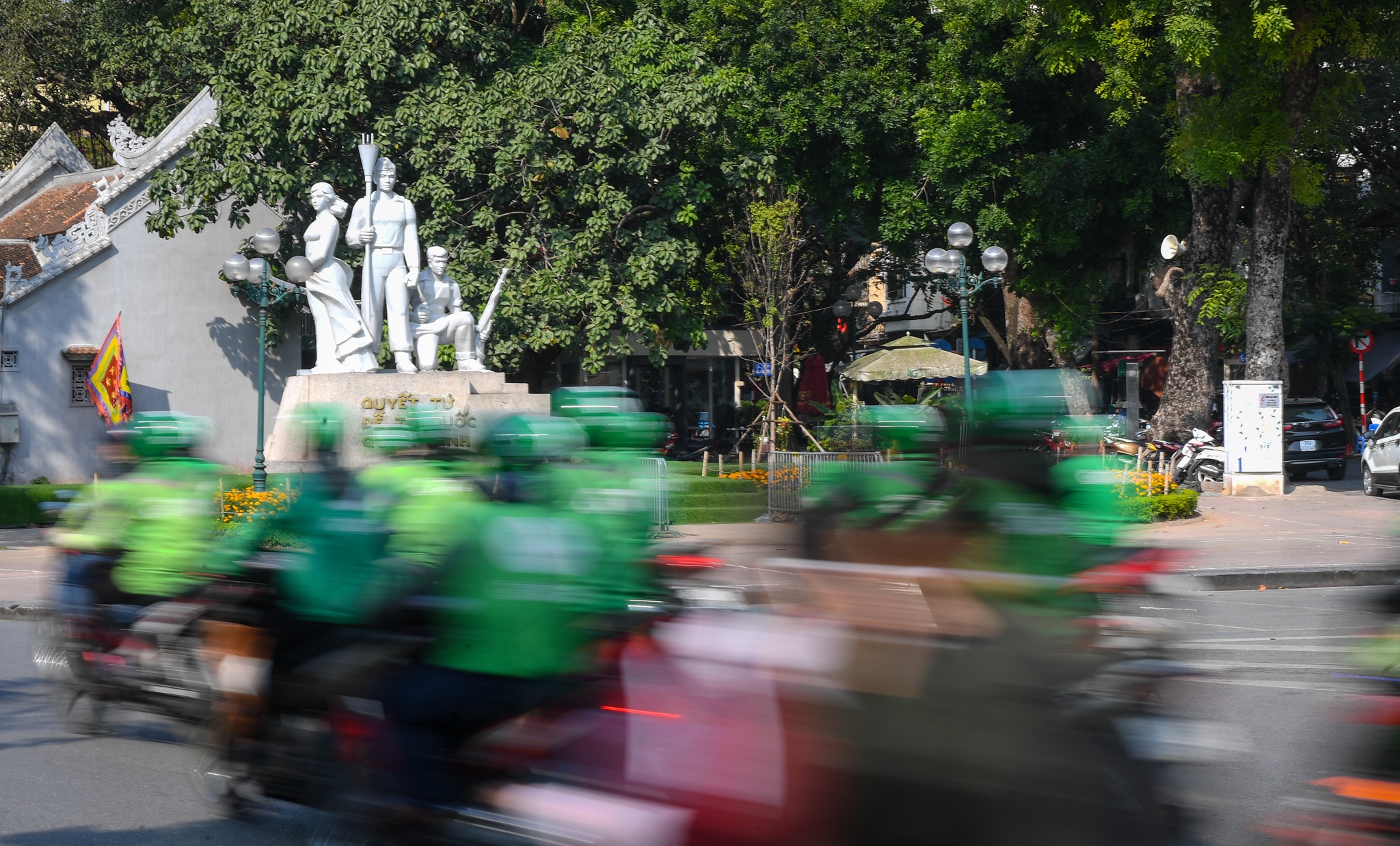 Tai xe Grab dieu hanh khap duong pho Ha Noi anh 6