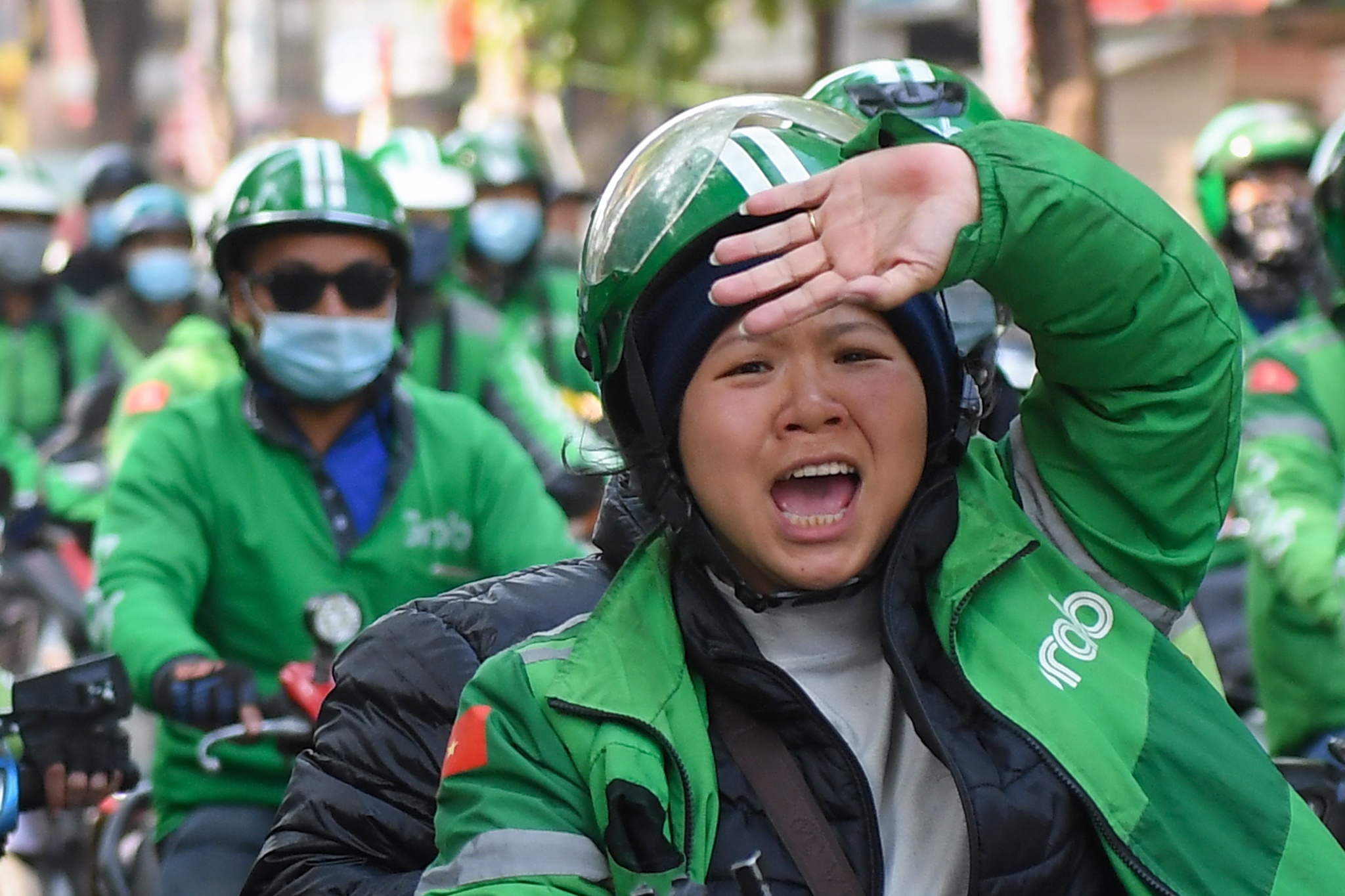Tai xe GrabBike dieu hanh phan doi tang khau tru hinh anh