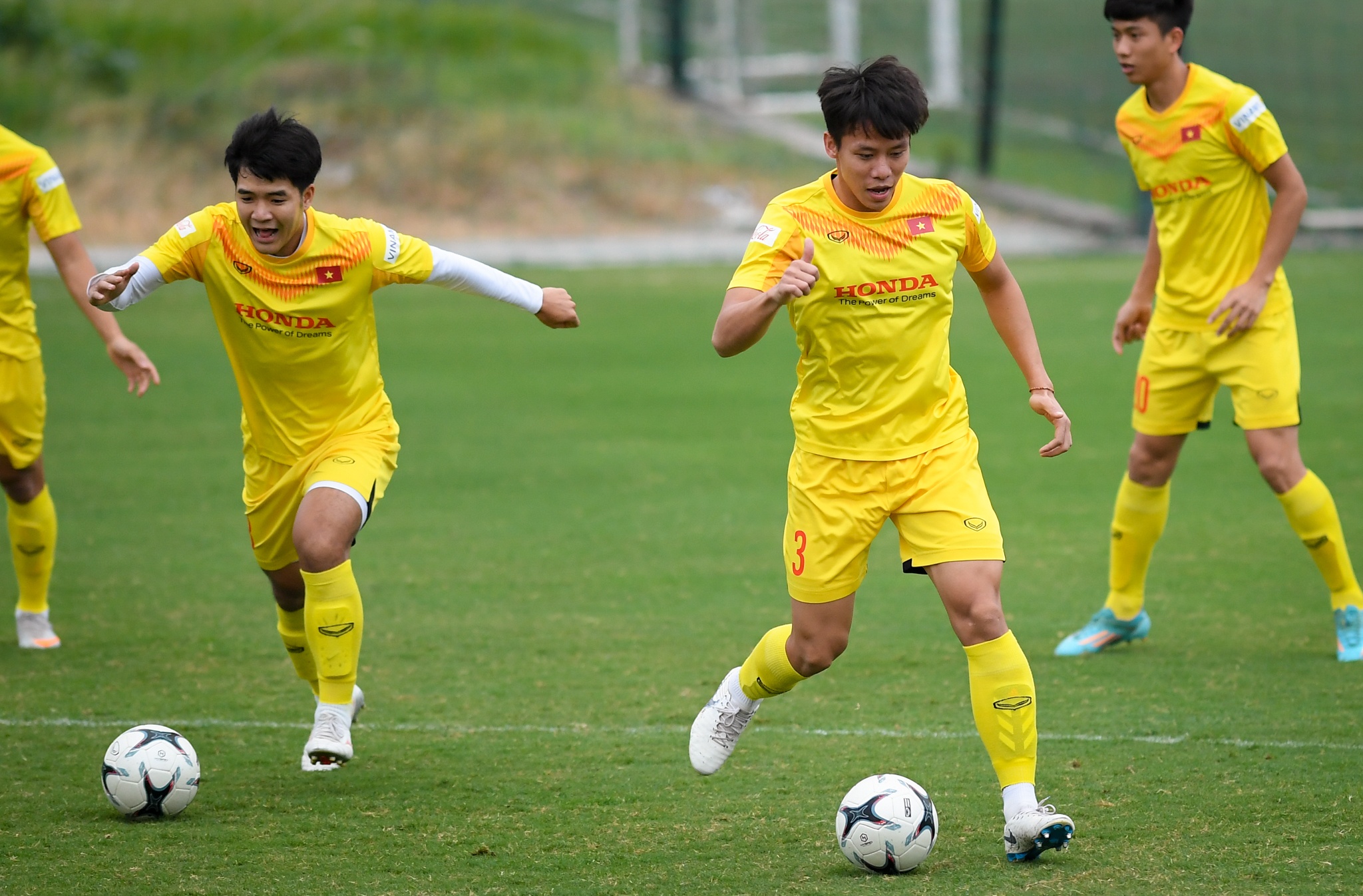 Quang Hai vang mat trong buoi tap anh 7