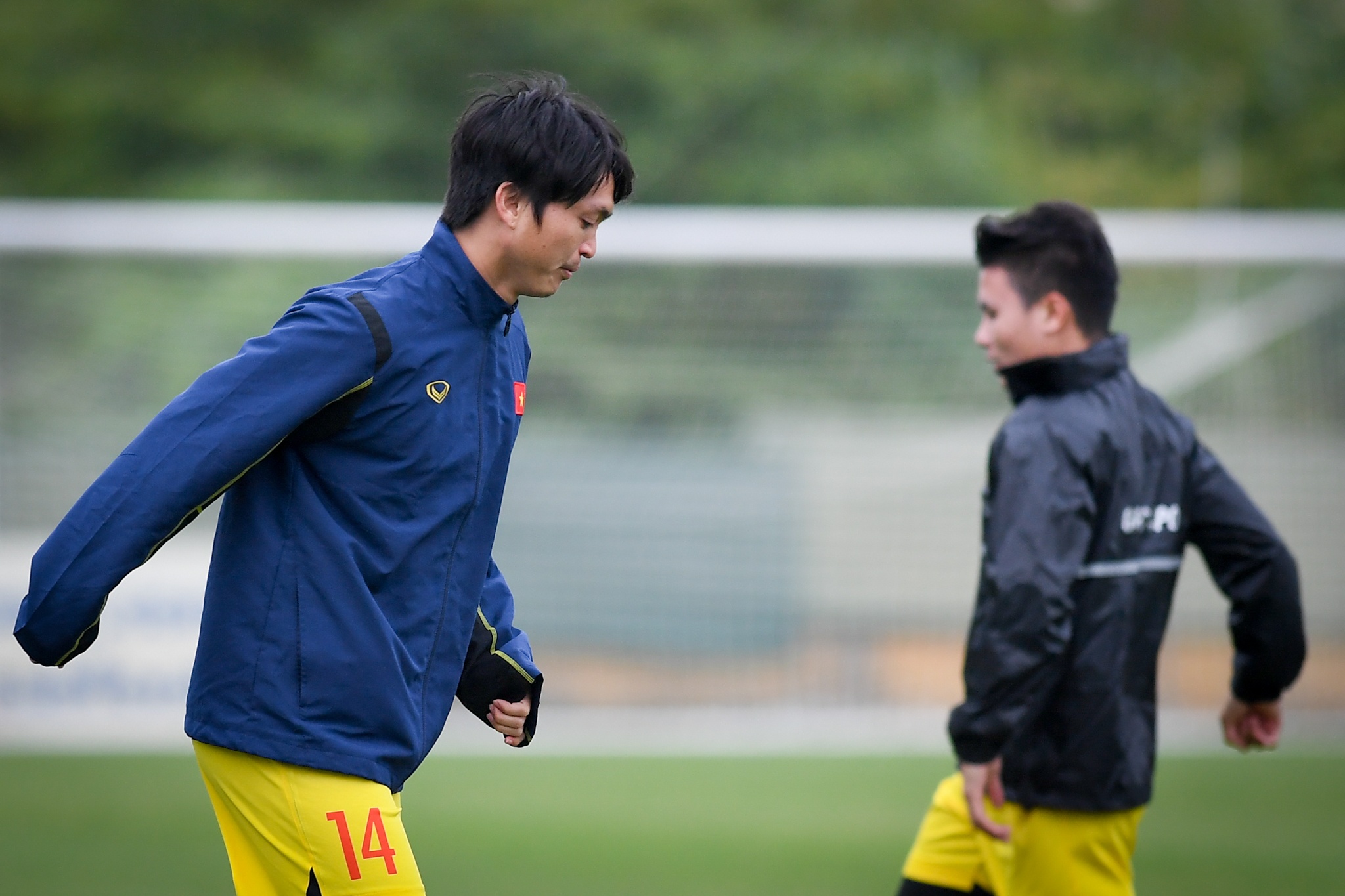 Tuan Anh, Quang Hai tap rieng voi bac si hinh anh