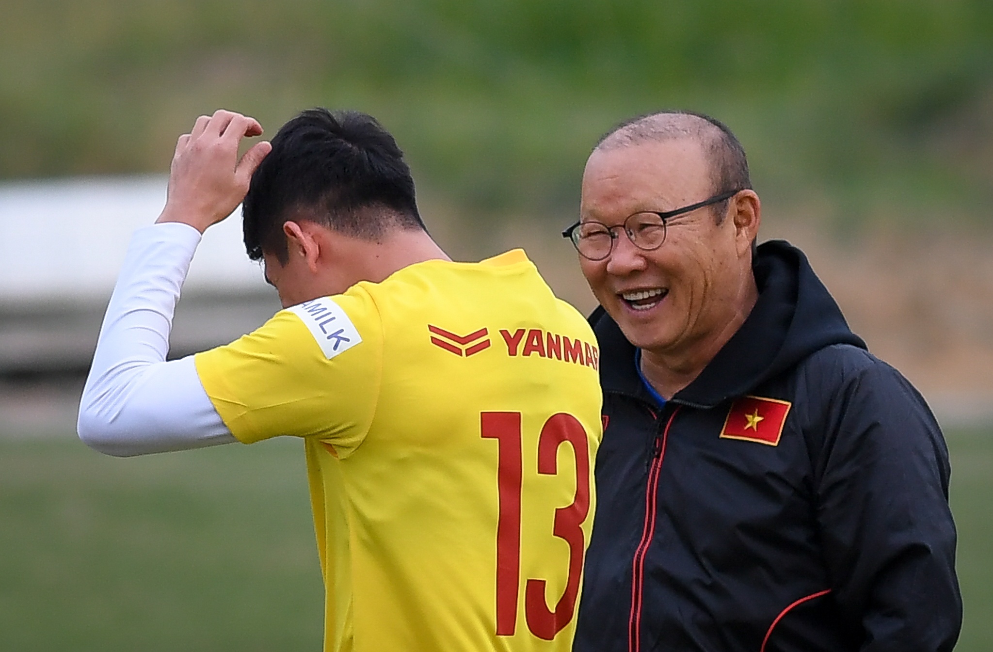 Thay Park chi dao ca 2 doi tuyen truoc khi da giao huu hinh anh
