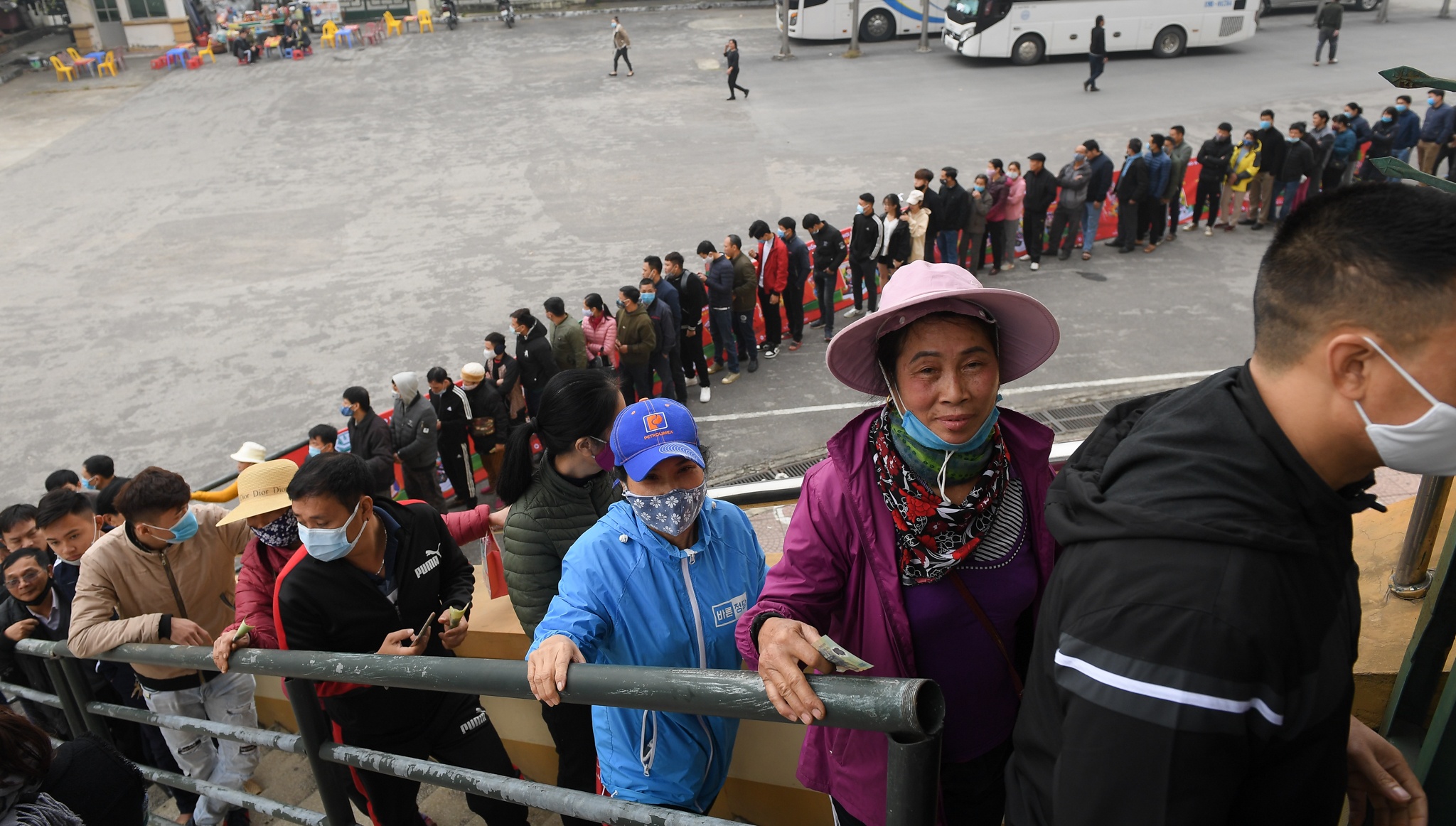 Nguoi ham mo xep hang dai mua ve xem thay tro Park Hang-seo hinh anh