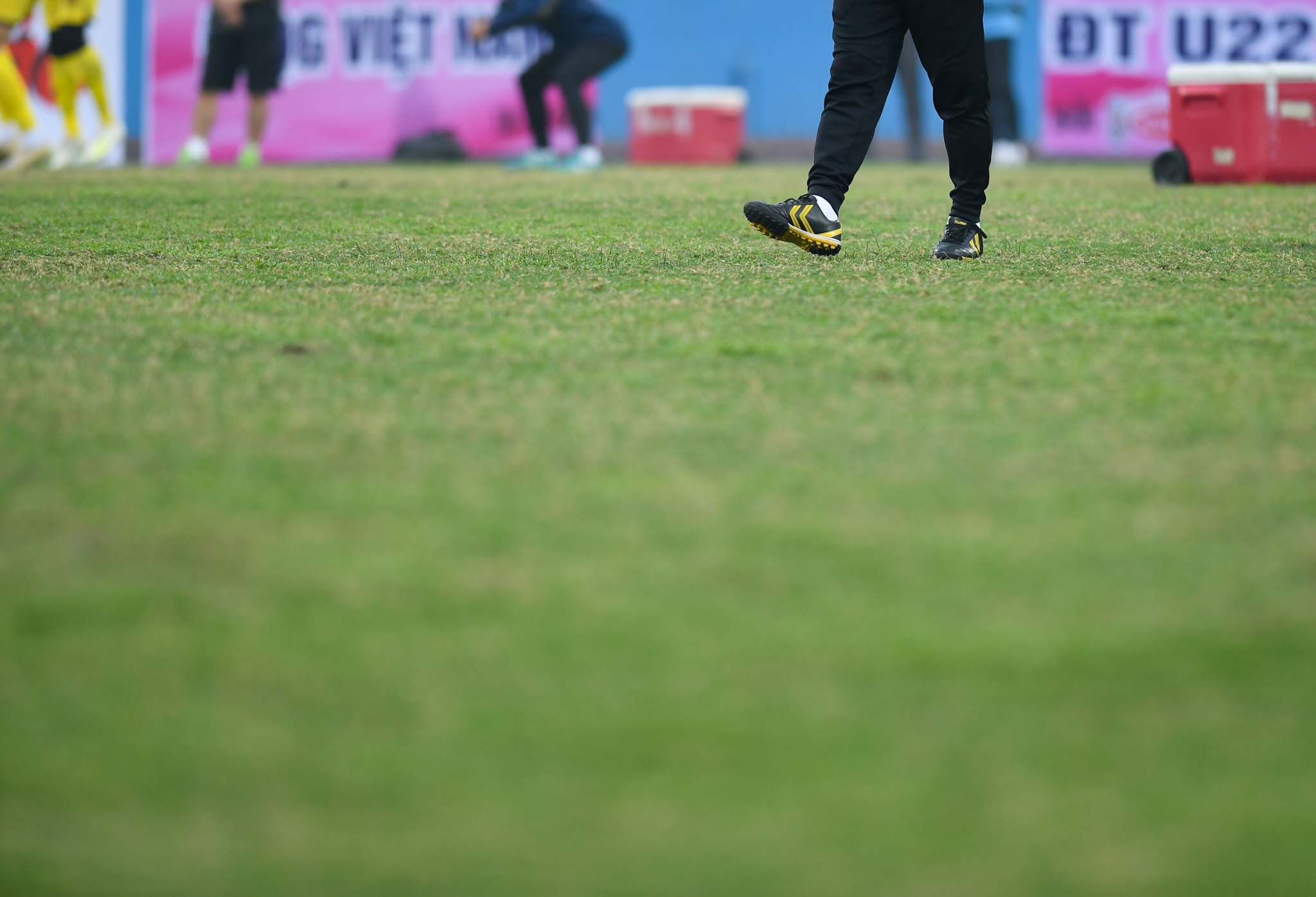 Tan Truong tap bat bong tu sau lung anh 9