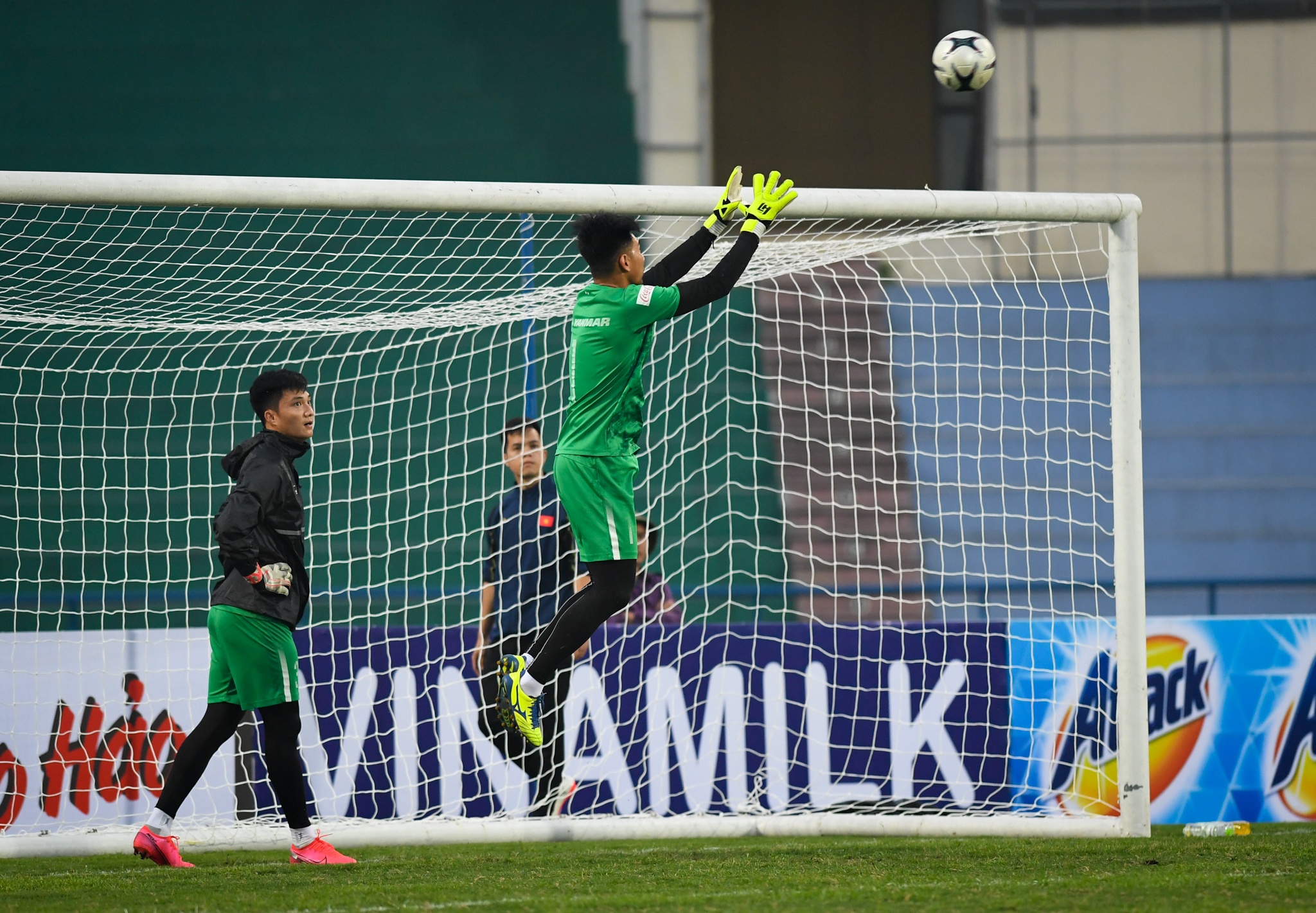 Tan Truong tap bat bong tu sau lung anh 1