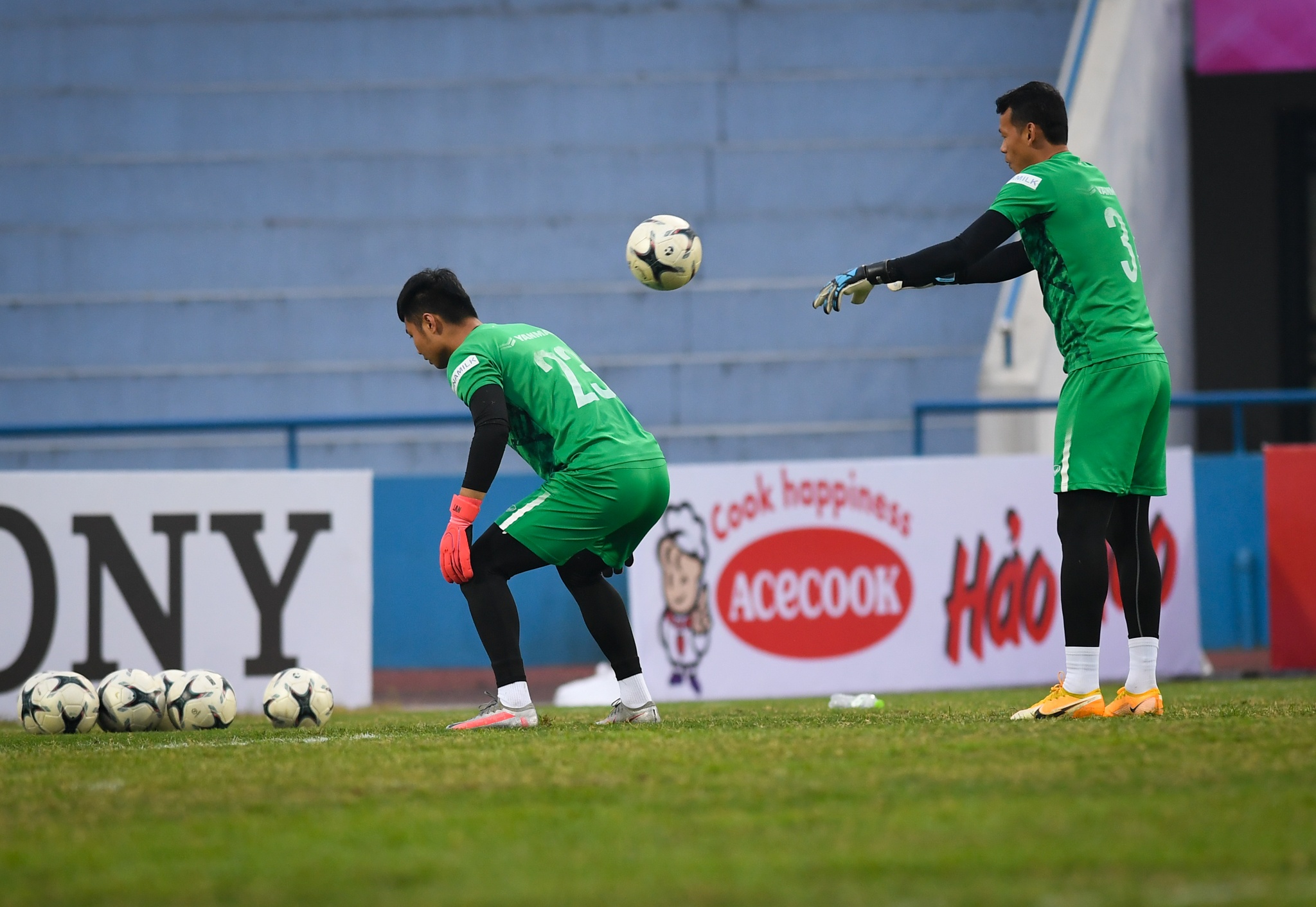 Tan Truong tap bat bong tu sau lung anh 2