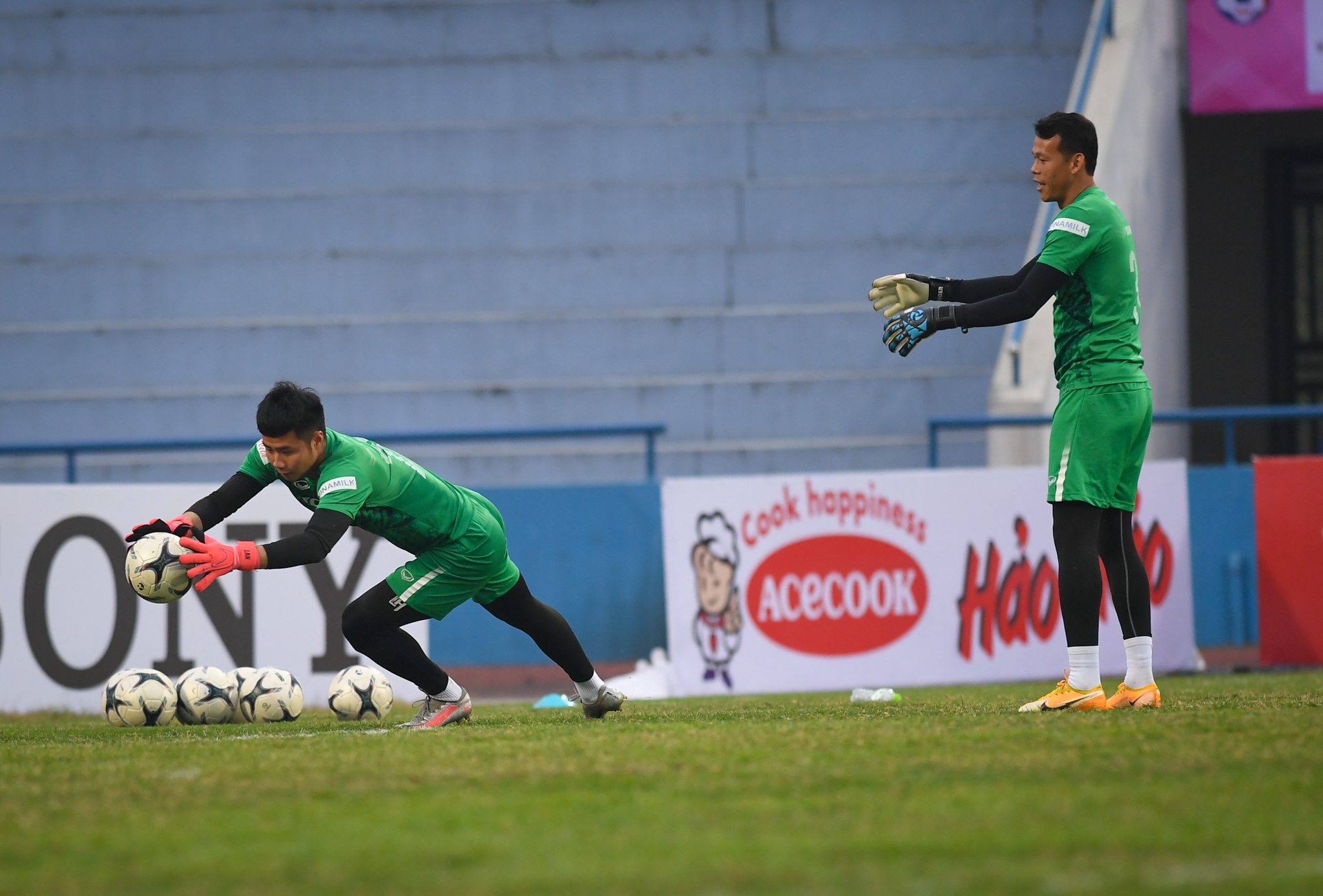 Tan Truong tap bat bong tu sau lung anh 3