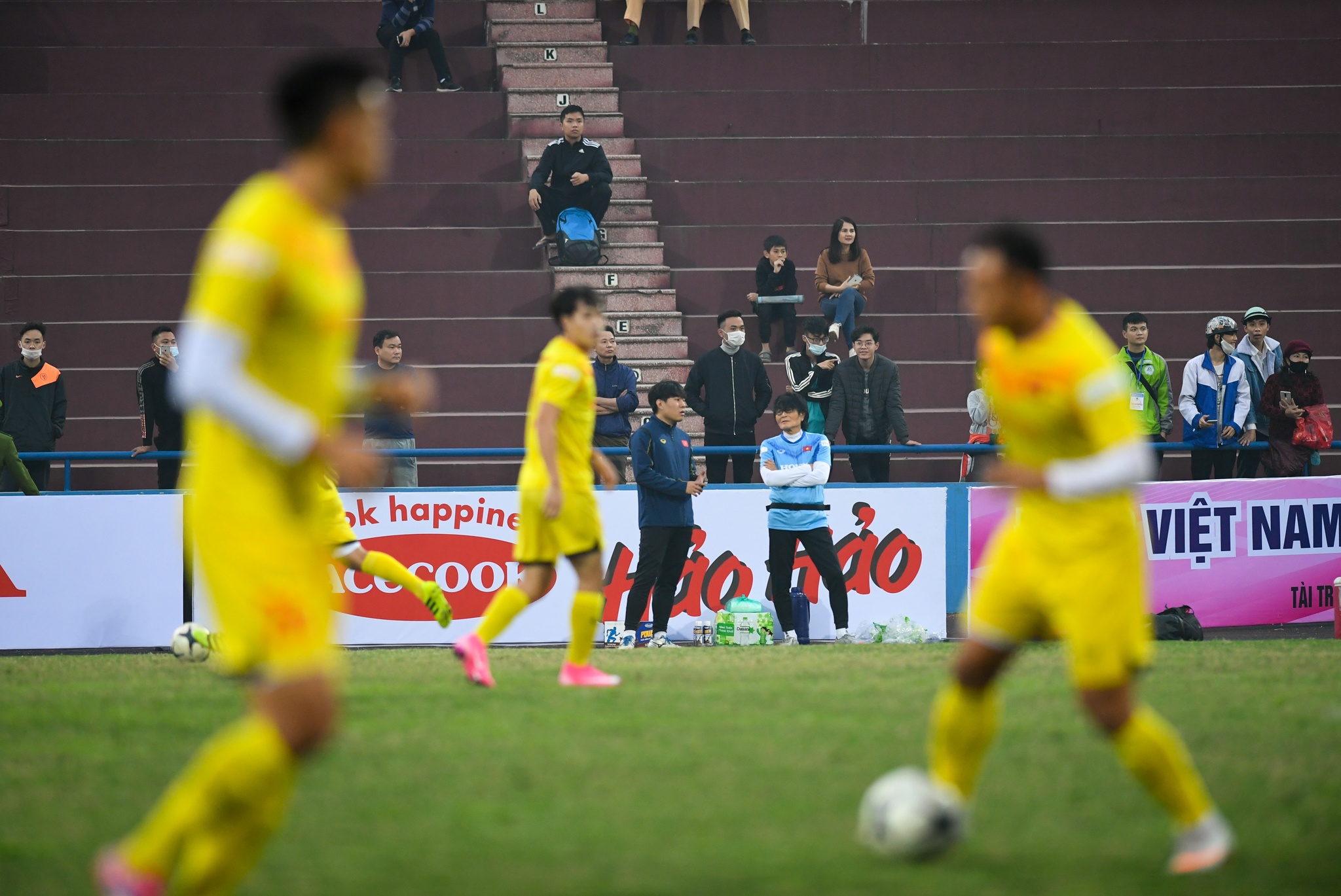 Tan Truong tap bat bong tu sau lung anh 4