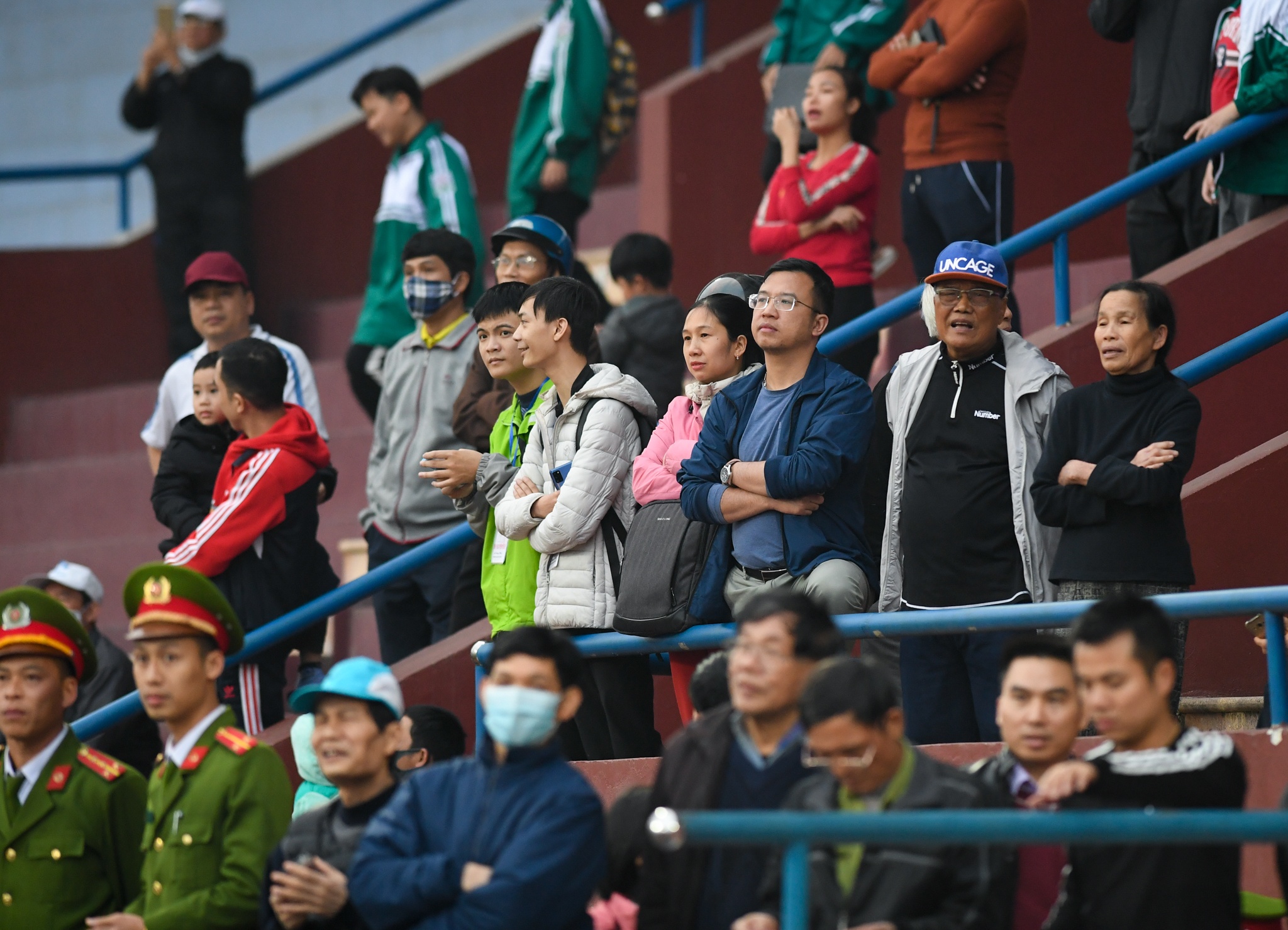 Tan Truong tap bat bong tu sau lung anh 10