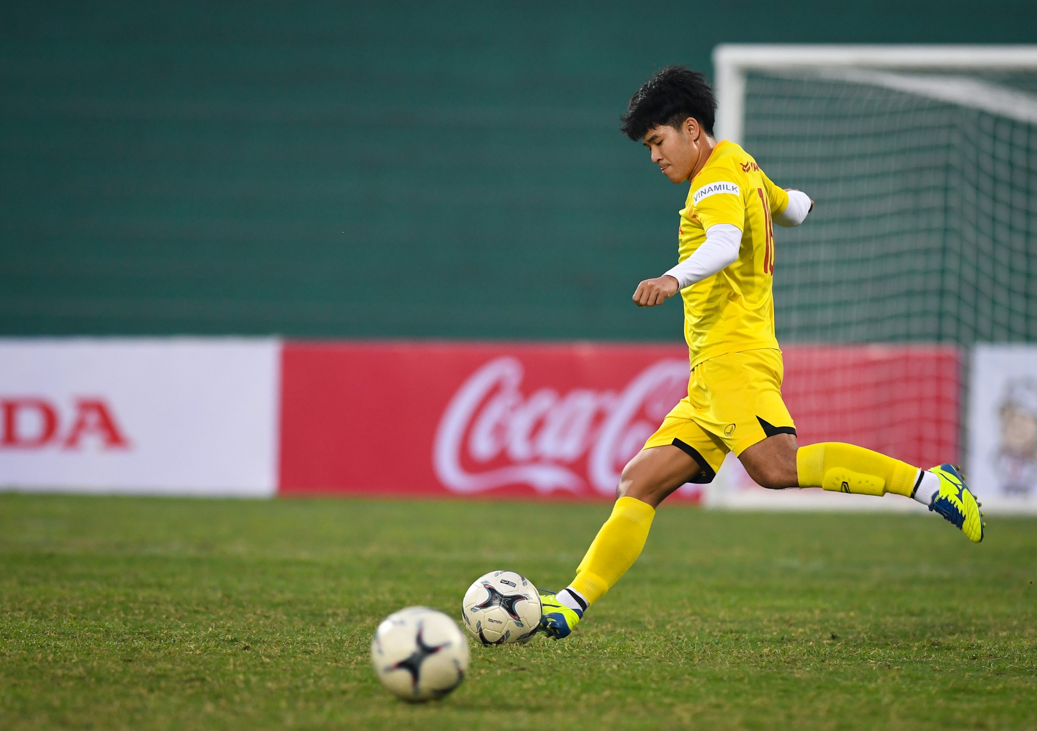 Tan Truong tap bat bong tu sau lung anh 5