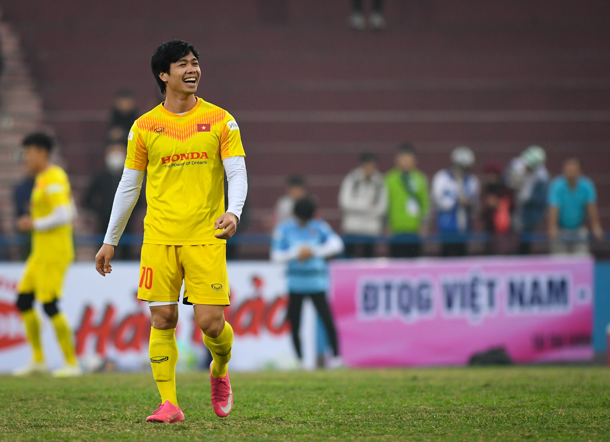 Tan Truong tap bat bong tu sau lung anh 6