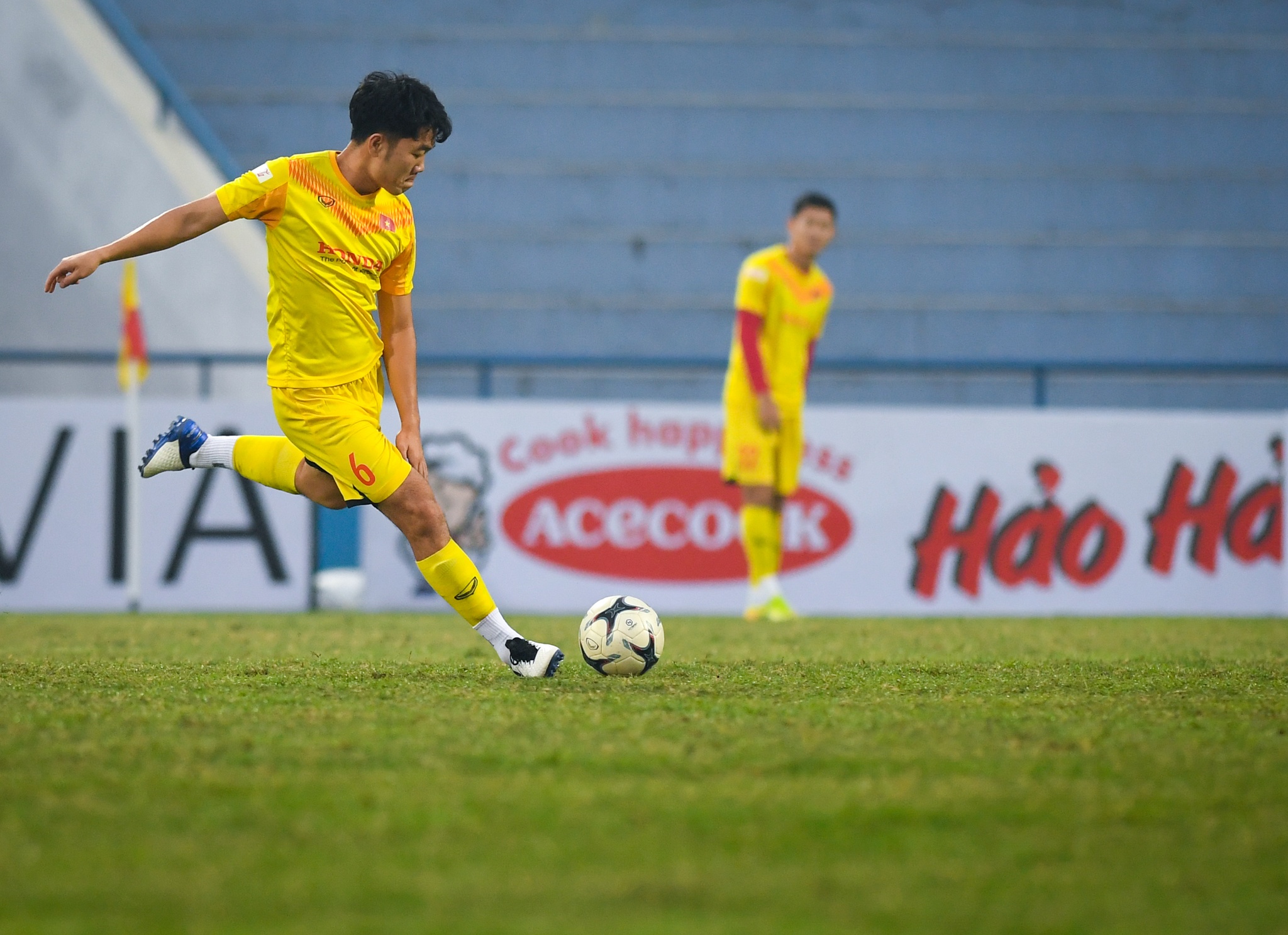 Tan Truong tap bat bong tu sau lung anh 7
