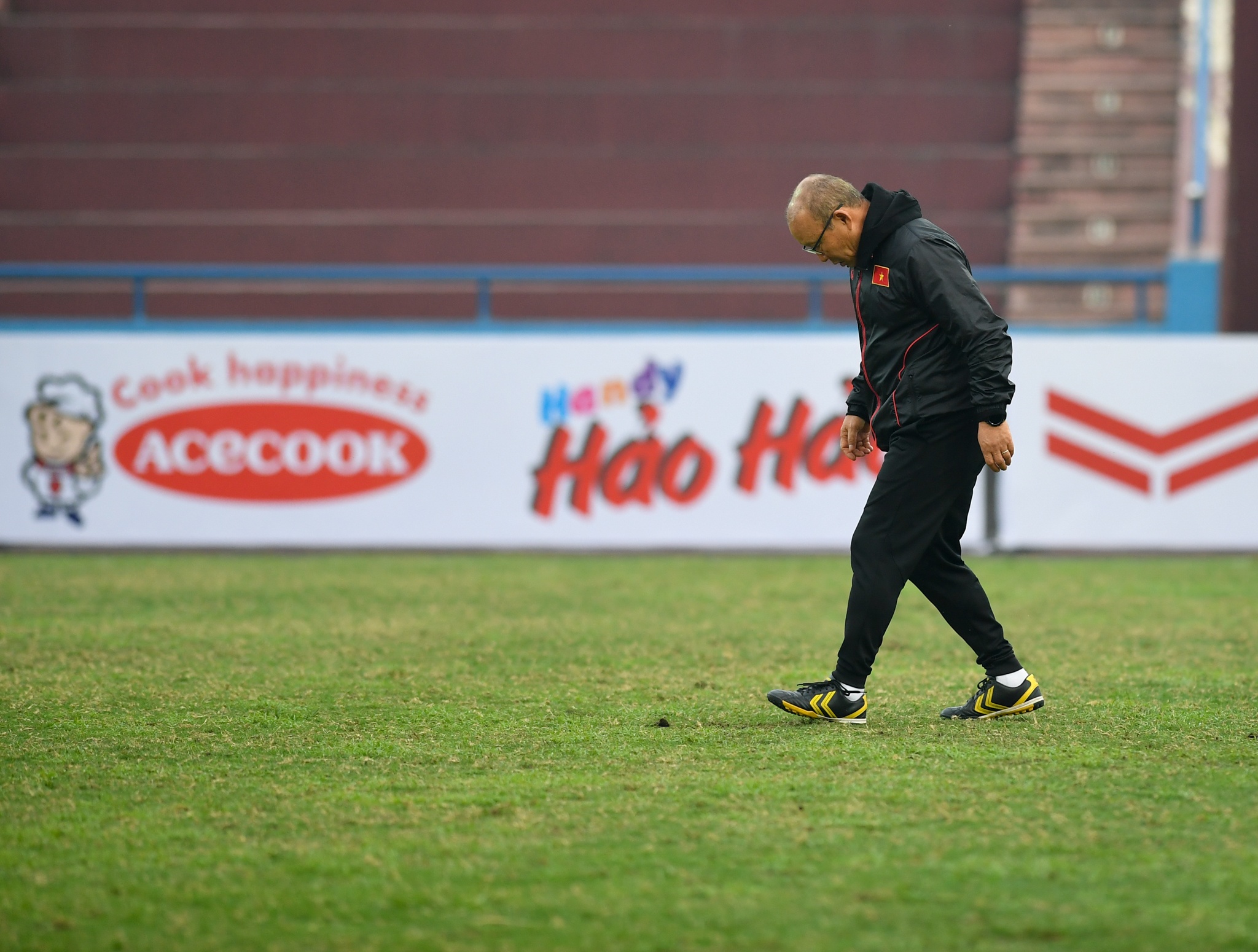 Tan Truong tap bat bong tu sau lung anh 8