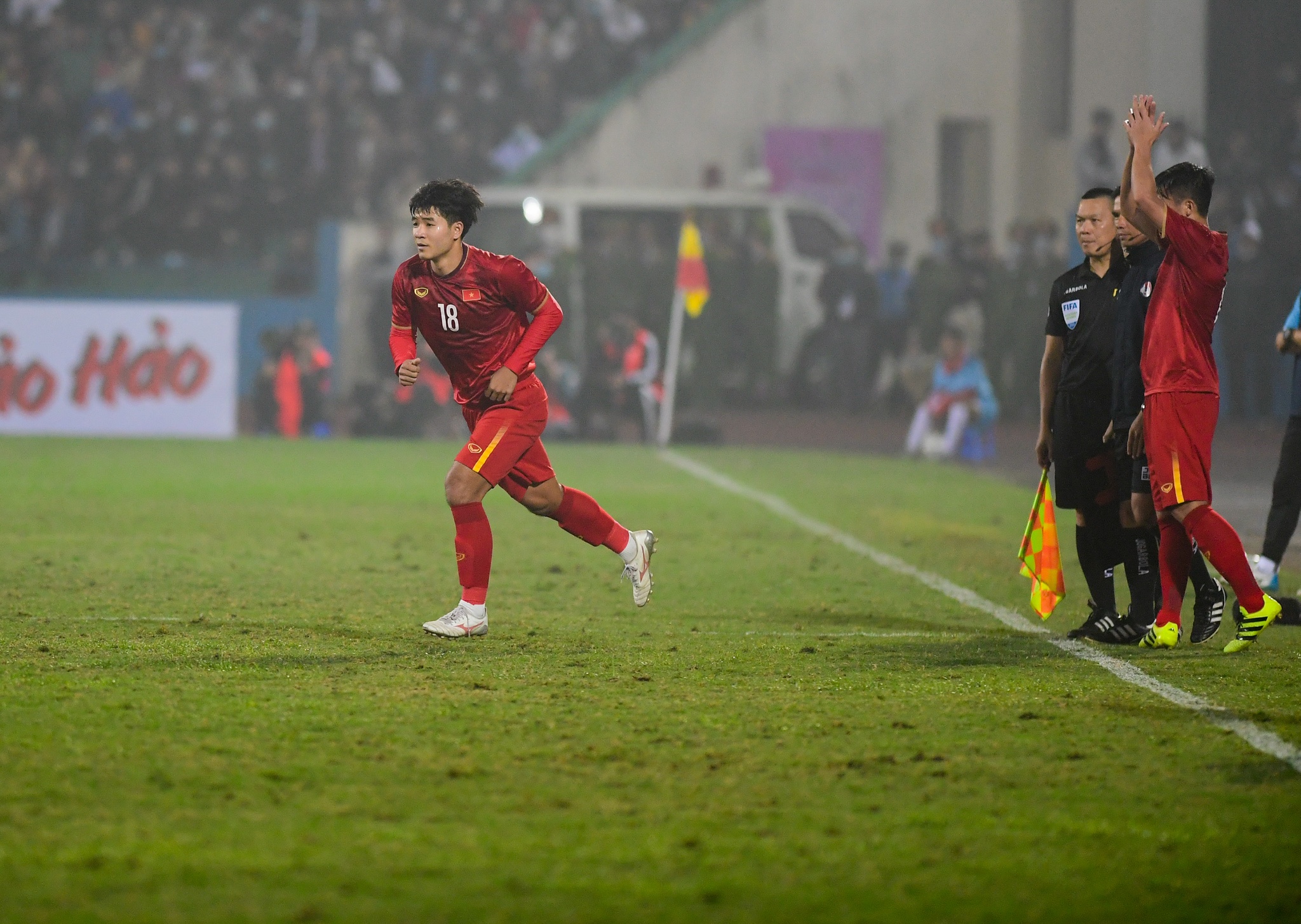 Ha Duc Chinh duoc chao don anh 1