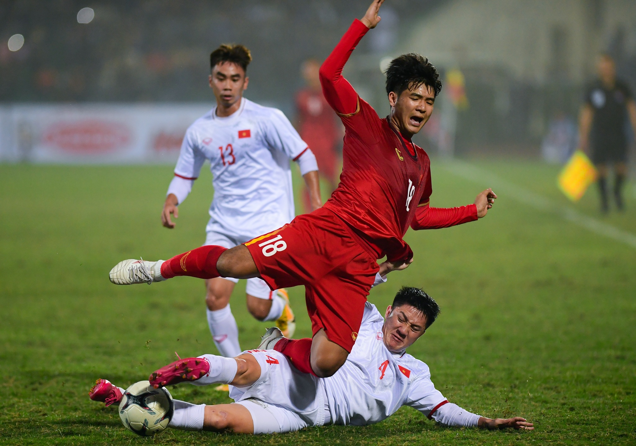 Ha Duc Chinh duoc chao don anh 2