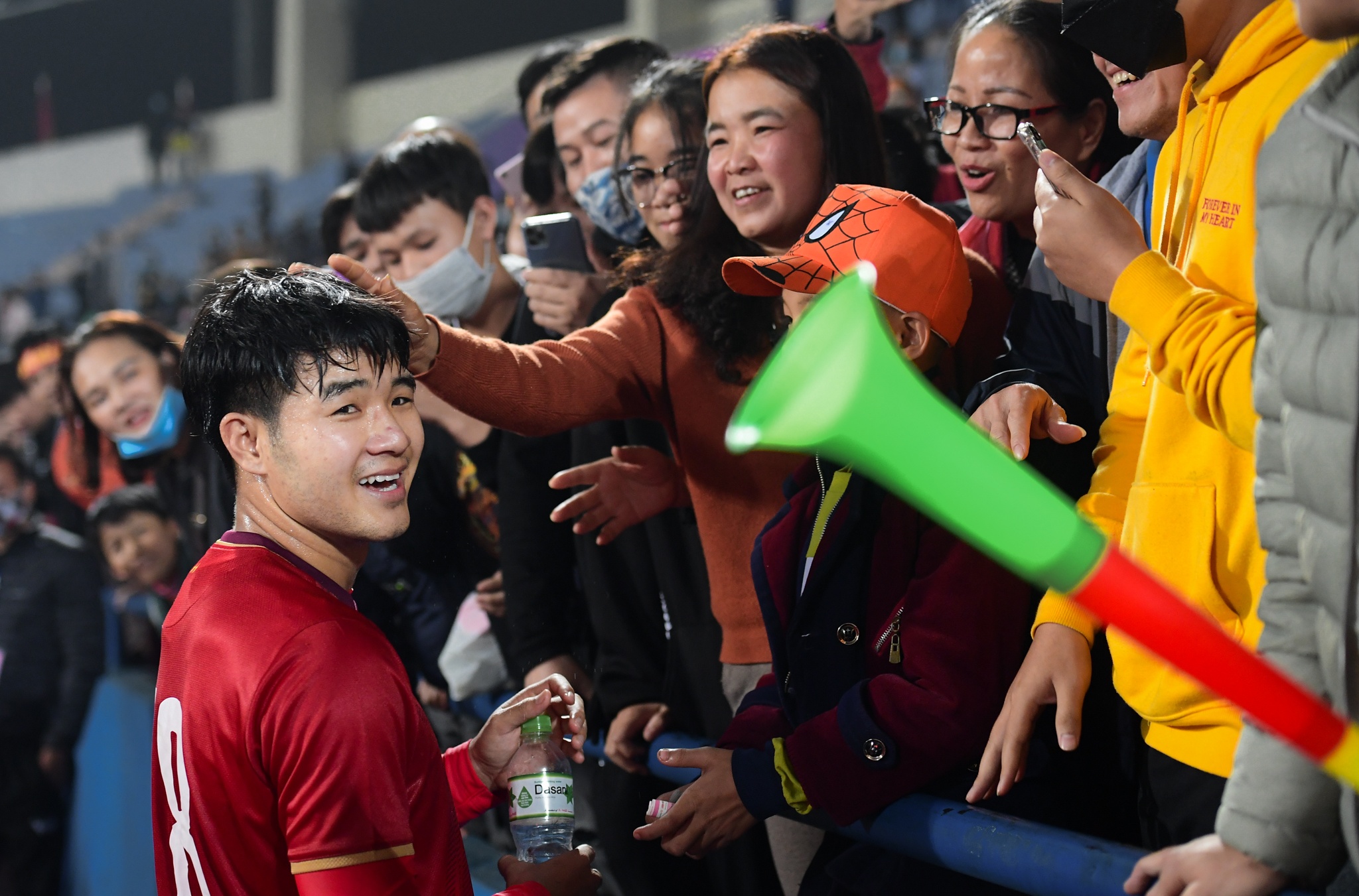 Ha Duc Chinh duoc chao don anh 4