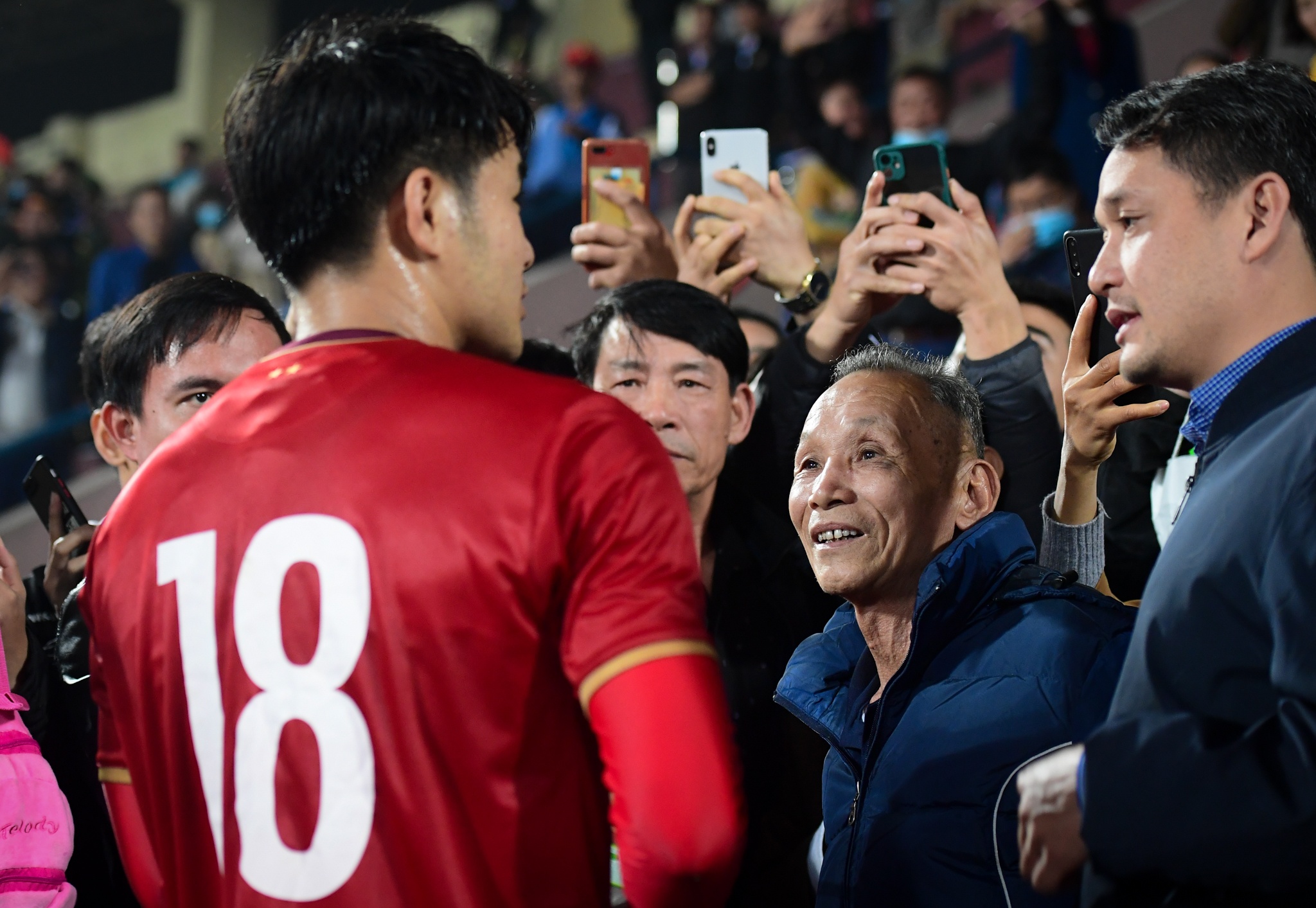 Ha Duc Chinh duoc chao don anh 5