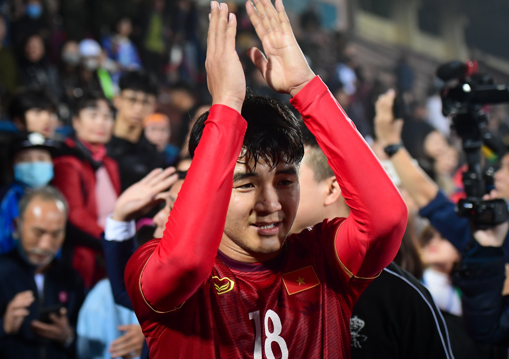 Ha Duc Chinh duoc chao don anh 8