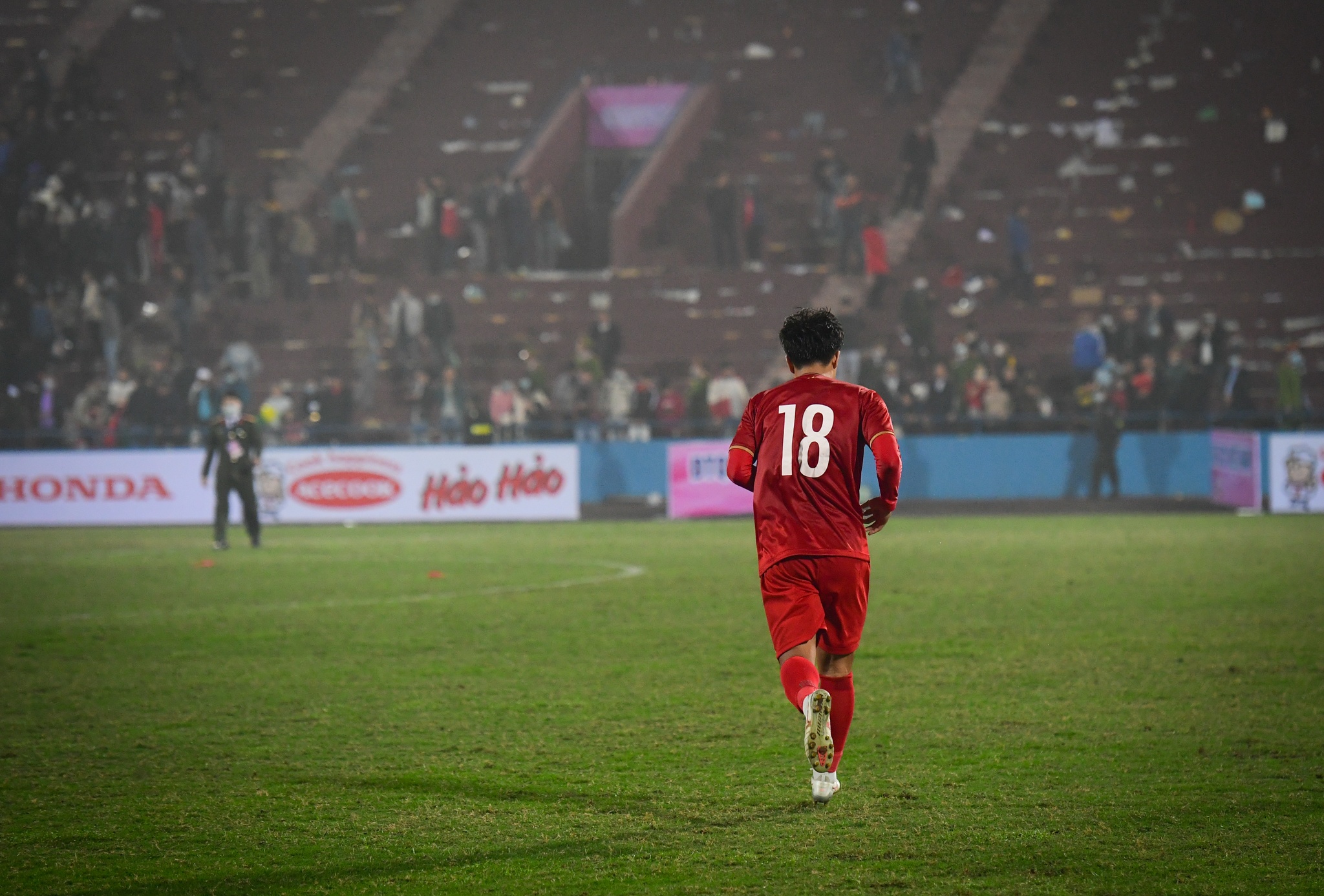 Ha Duc Chinh duoc chao don anh 9