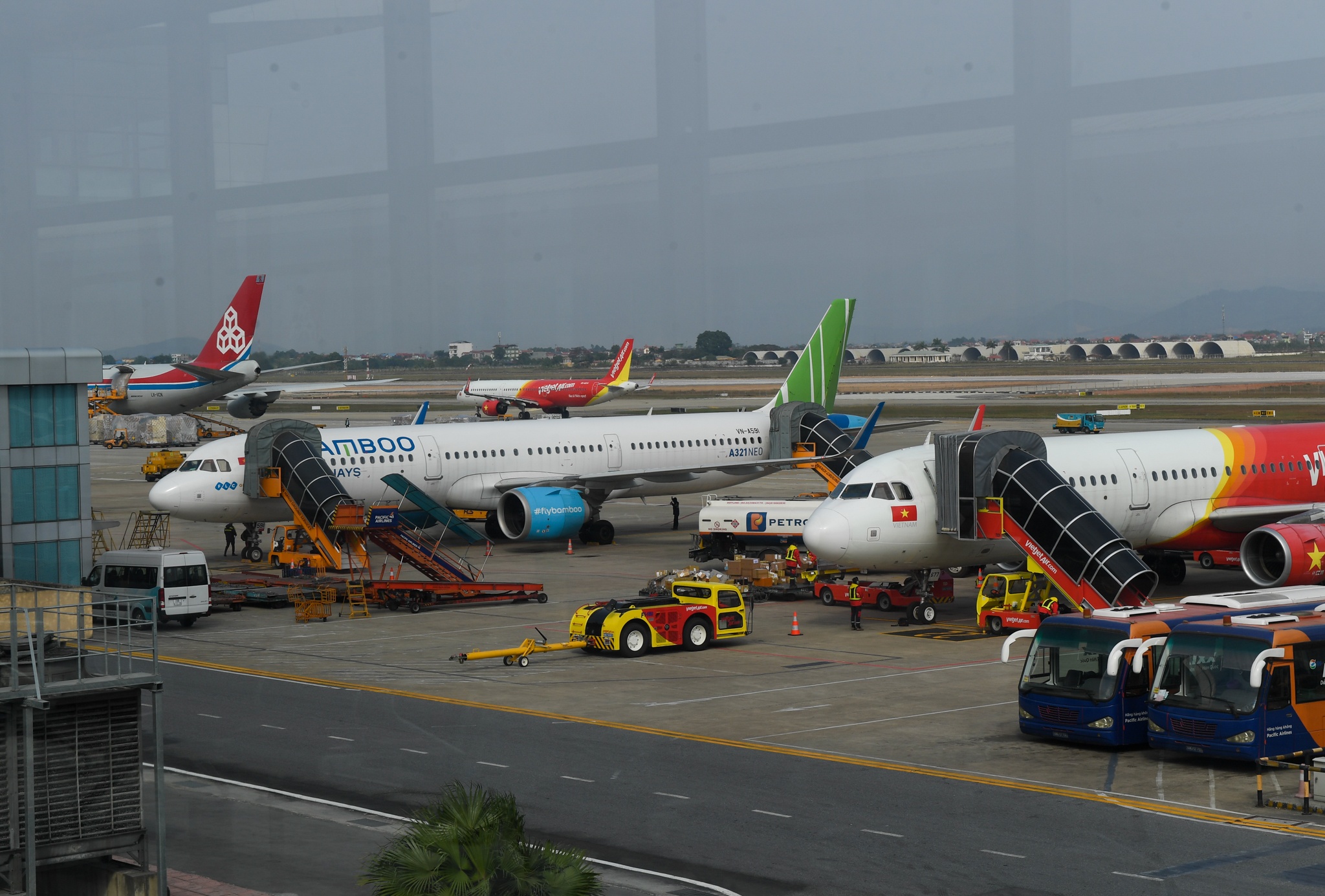 san bay noi bai dip tet duong lich anh 11