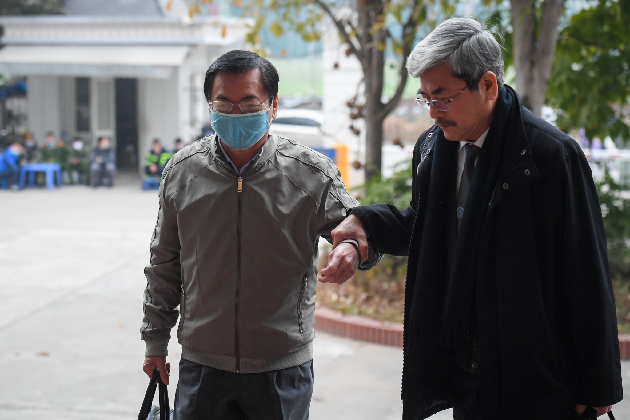 cuu bo truong Vu Huy Hoang ra toa anh 1